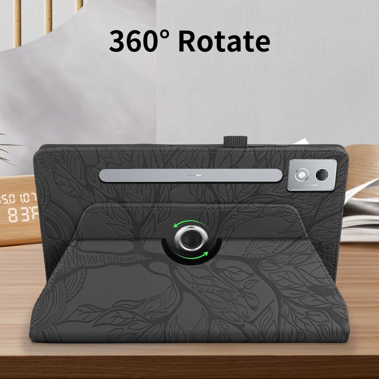 Ein Tablet in einer dunkelgrauen Hülle mit Baumuster, auf einem Holztisch. Die Hülle kann sich um 360 Grad drehen.