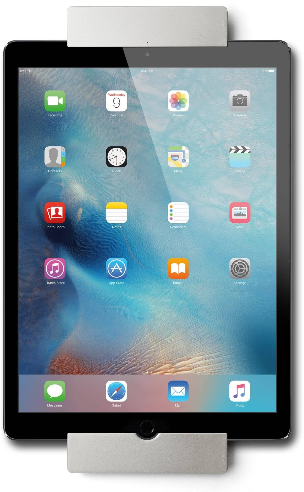Ein iPad mit Apps befindet sich in einer Halterung. Der Bildschirm zeigt App-Symbole wie FaceTime, Kalender, Fotos und Uhr.