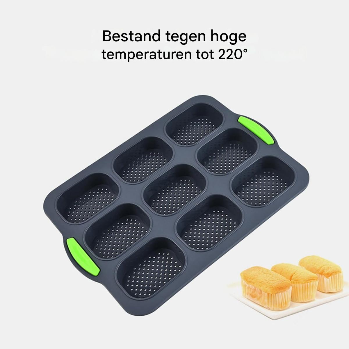 Eine dunkelgraue rechteckige Backform mit grünen Griffen und drei kleine Kuchen auf einem weißen Teller. Text auf Niederländisch.