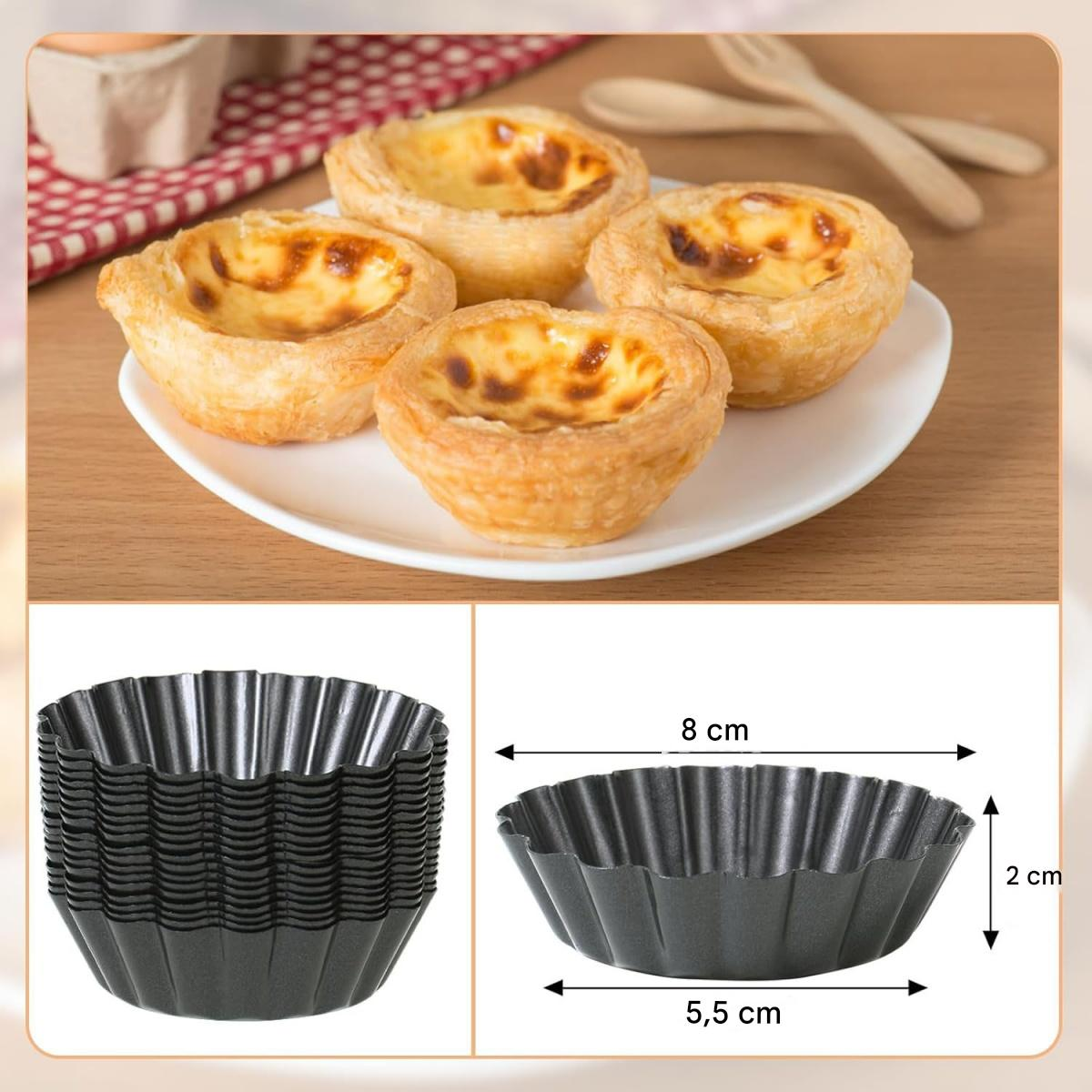 Vier Eiertörtchen auf einem weißen Teller. Darunter ein Stapel schwarzer Tartelette-Formen und eine Form mit Maßen.