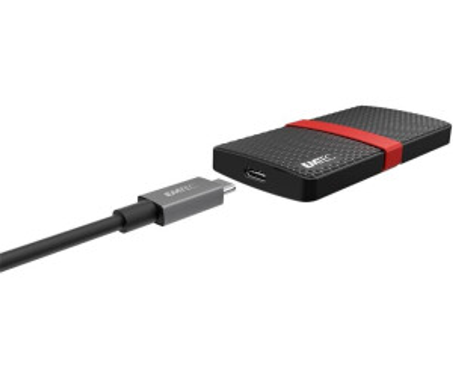 Czarny zewnętrzny dysk twardy z czerwonym paskiem, podłączony kablem USB-C. Tło jest białe.