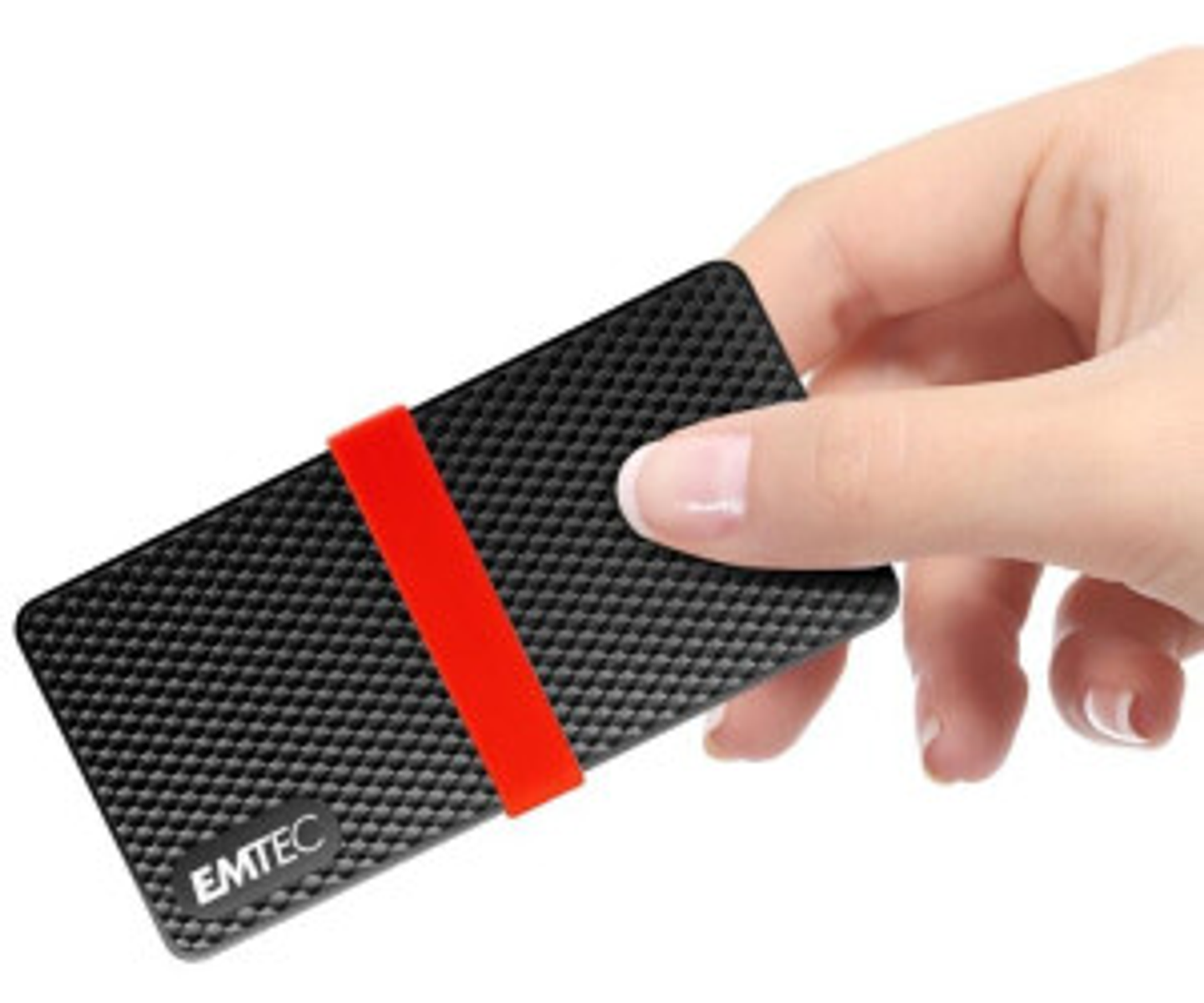 Dłoń trzyma czarne prostokątne urządzenie z czerwonym paskiem. Urządzenie ma teksturowaną powierzchnię i logo EMTEC.