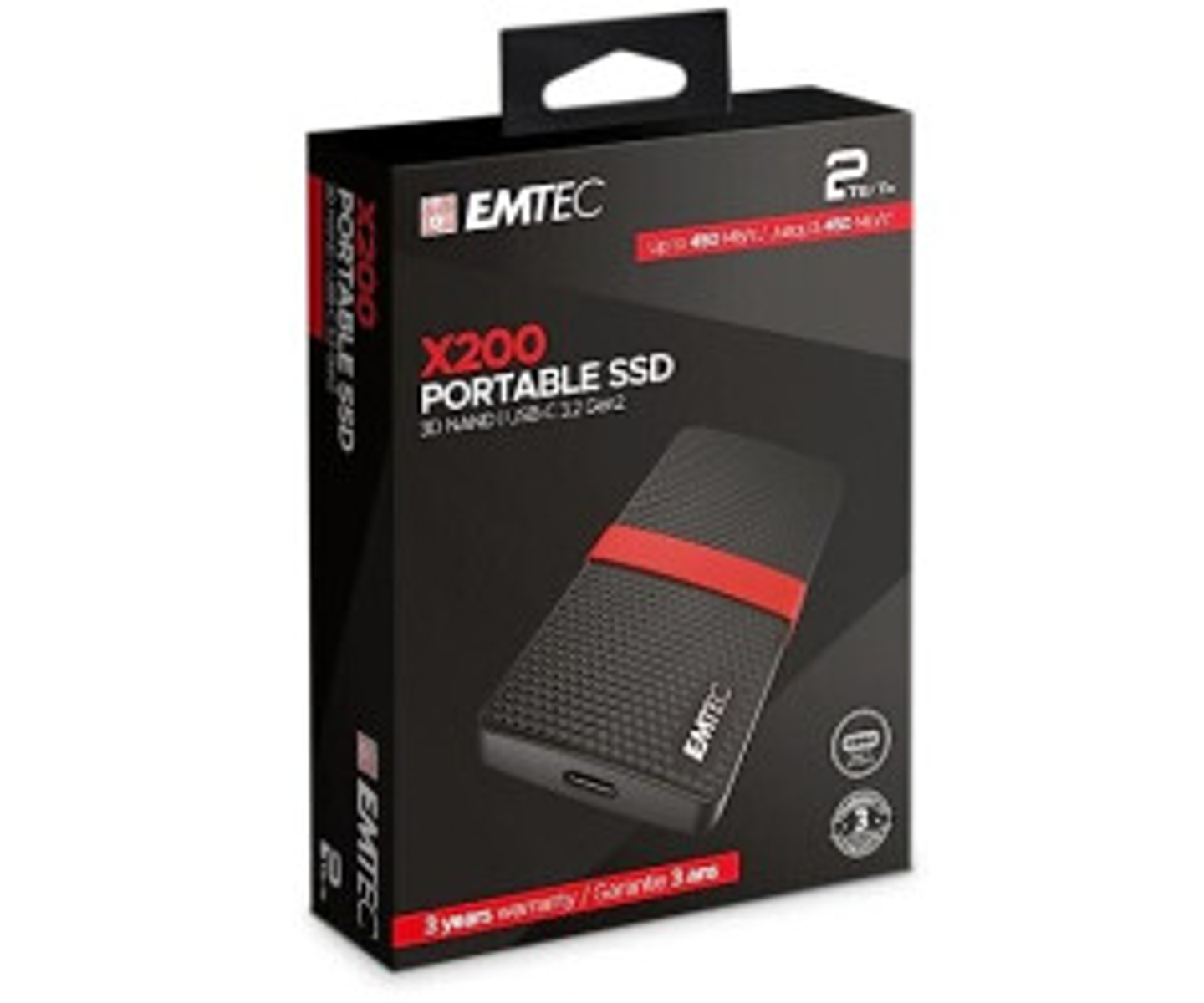 Czarne pudełko z zewnętrznym dyskiem SSD. Dysk SSD jest czarny z czerwonym paskiem. Tekst na pudełku wskazuje na przenośny SSD.