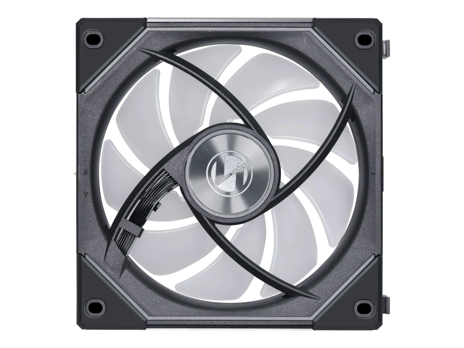 Un ventilateur d'ordinateur avec un cadre et des pales noirs. Le centre a un logo argenté et les pales sont blanches. Des fils sont visibles.