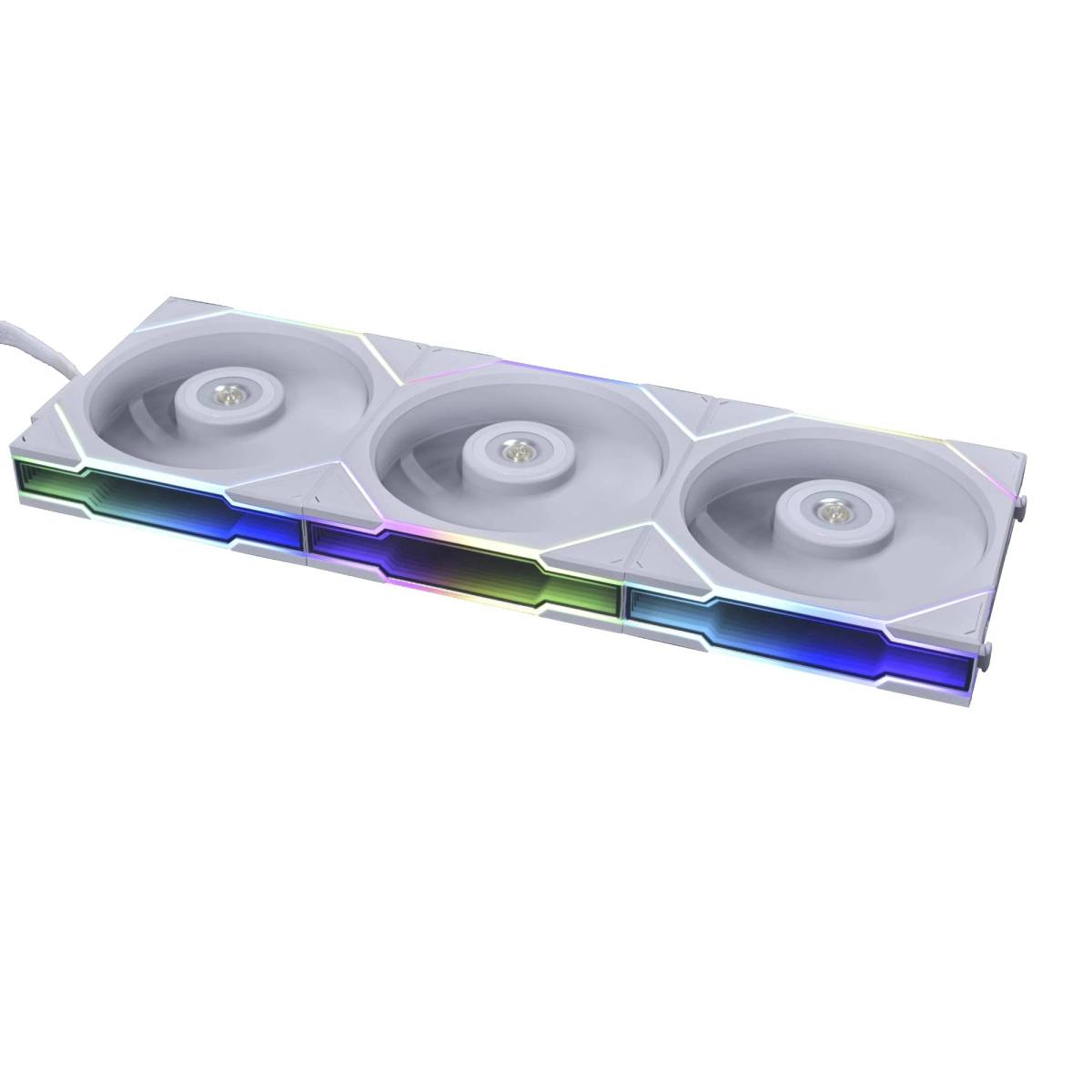 Un array di ventole per computer bianco con tre ventole circolari. Ha l'illuminazione RGB nella parte anteriore e sui bordi. Un cavo bianco si estende da esso.