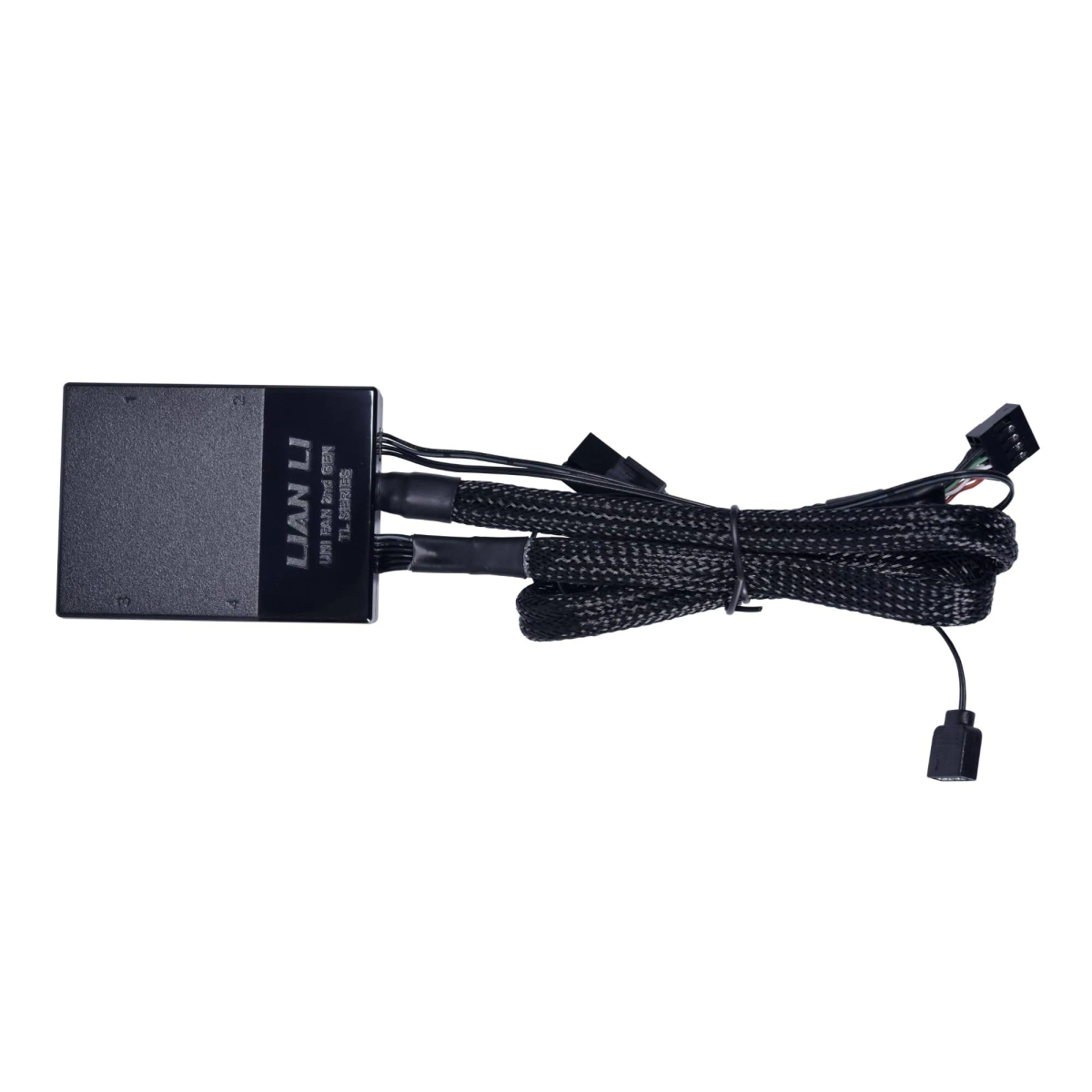 Un controller Lian Li nero con cavi e connettori neri collegati, su sfondo bianco.