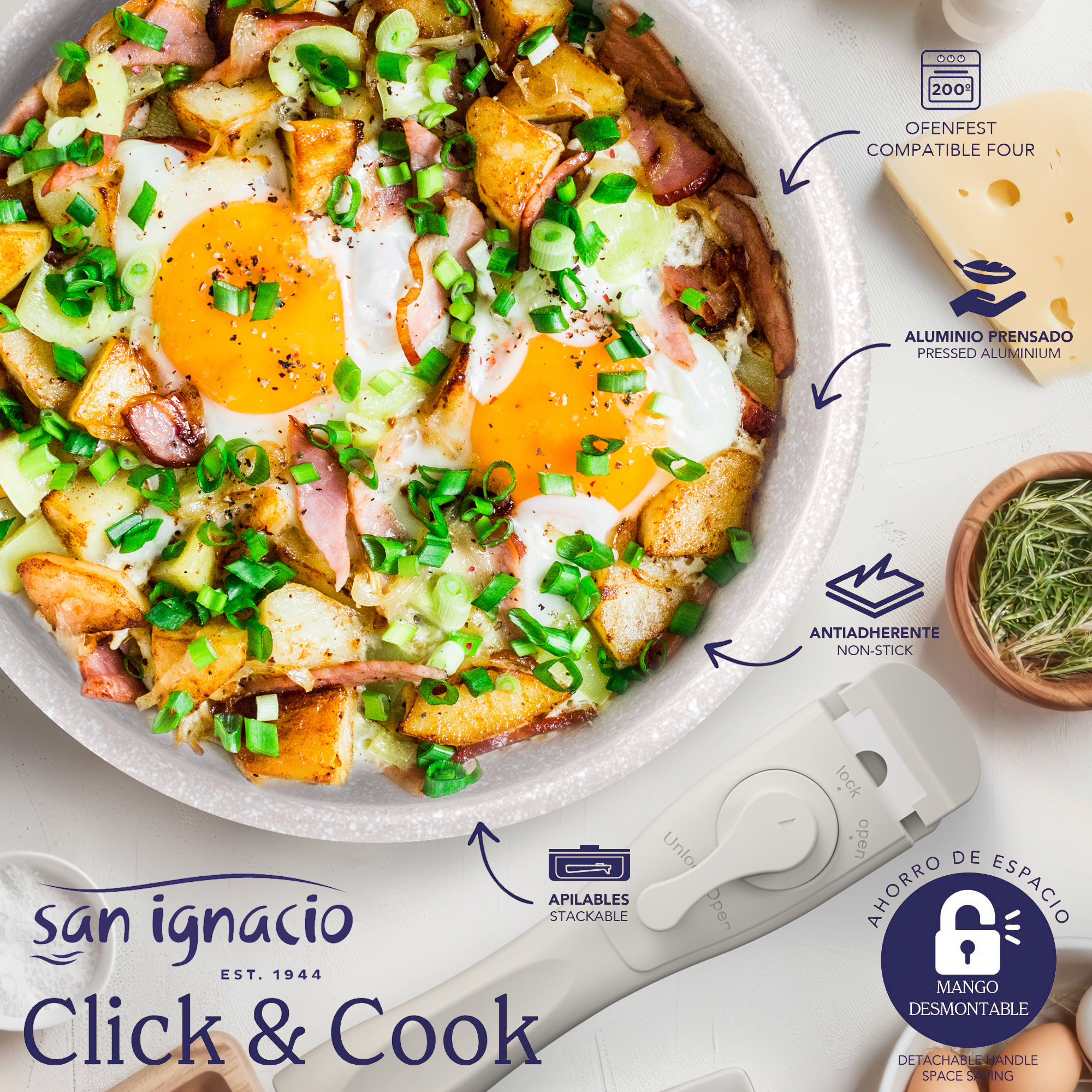 Una sartén con huevos fritos, patatas y jamón, adornada con cebolletas. Los ingredientes están sobre una superficie blanca.