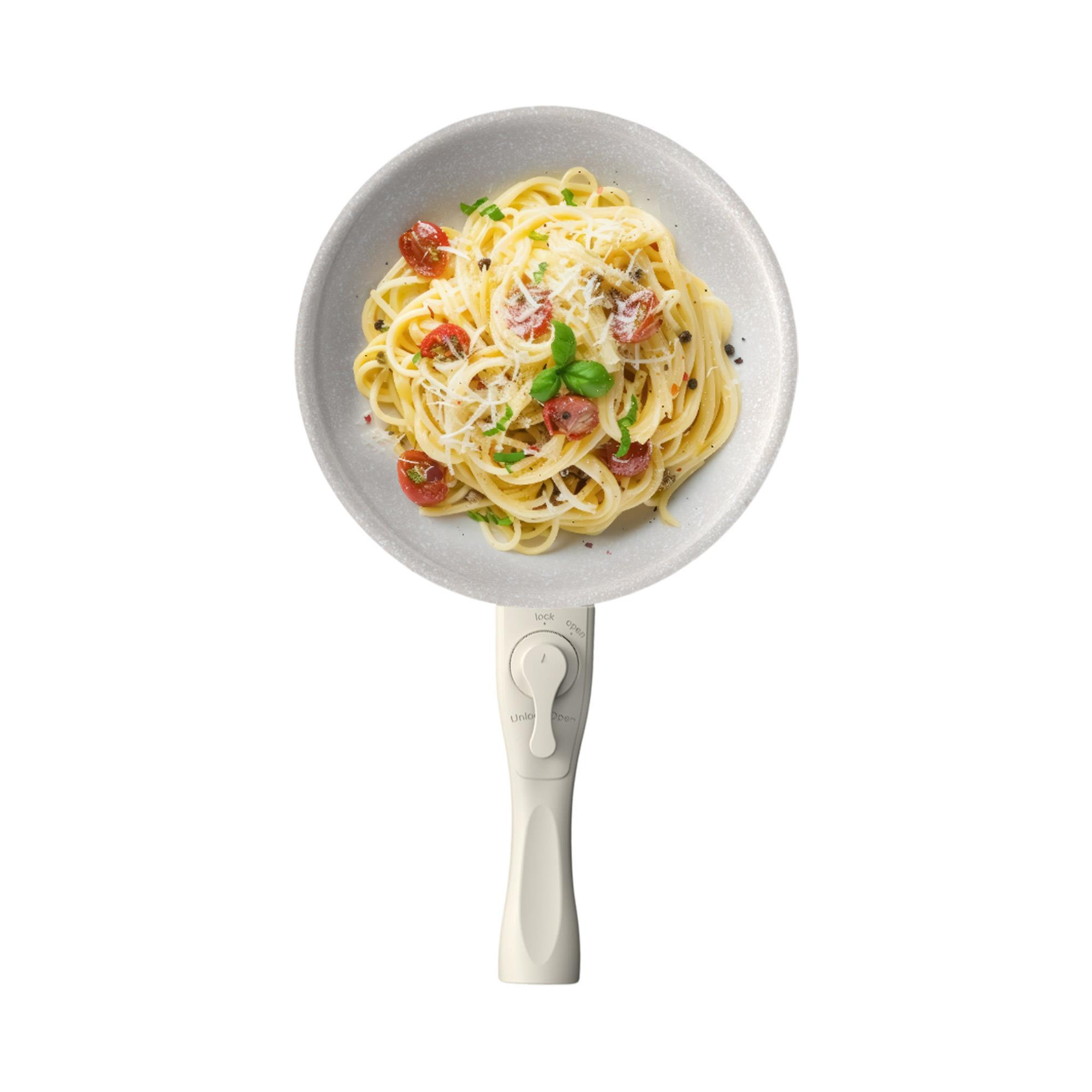 Espaguetis con tomates, queso y albahaca en una sartén. La sartén tiene un mango con ajustes de abrir/cerrar.