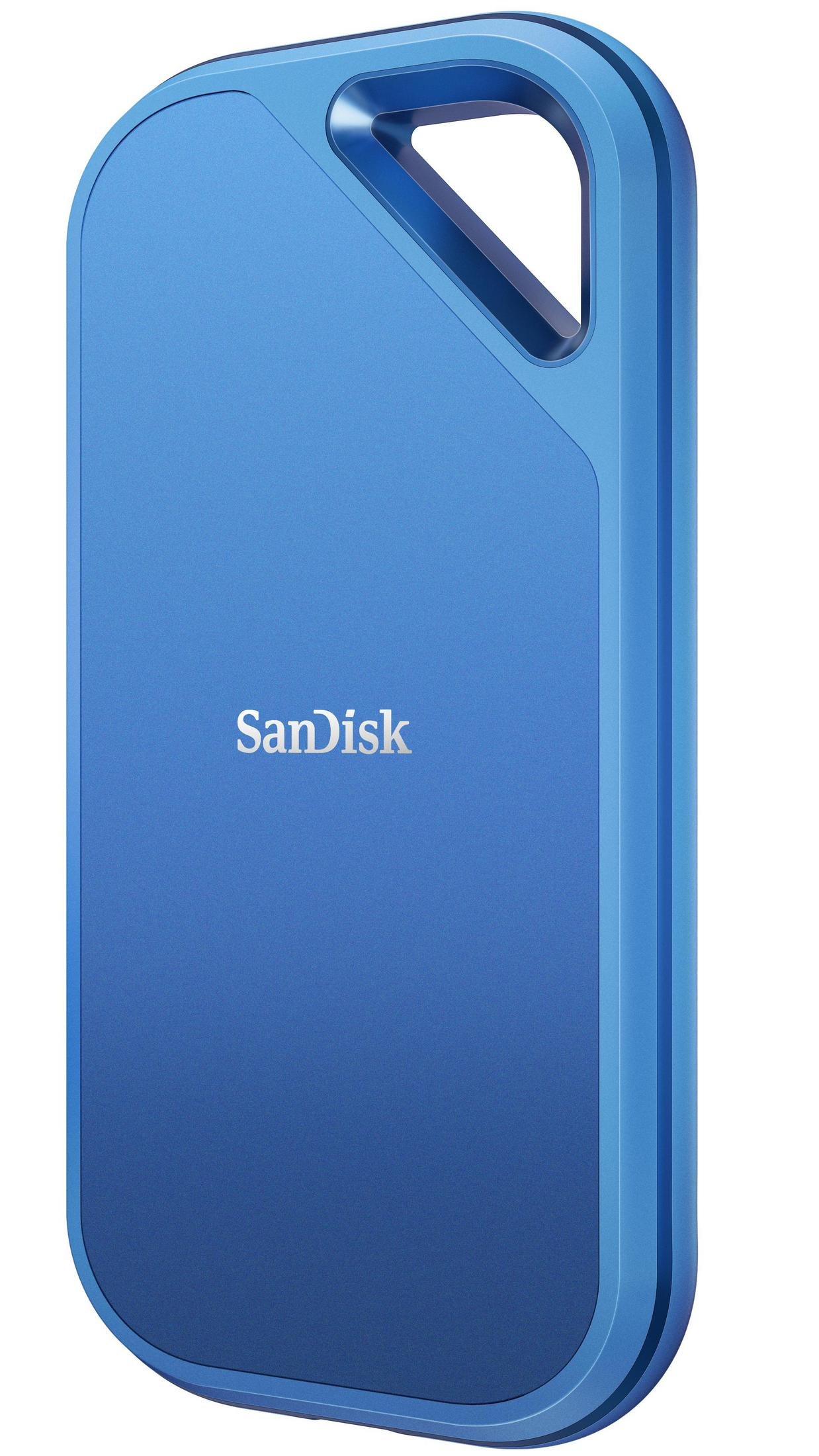 Niebieski zewnętrzny dysk twardy Sandisk. Ma uchwyt. Nazwa marki jest wydrukowana z przodu.