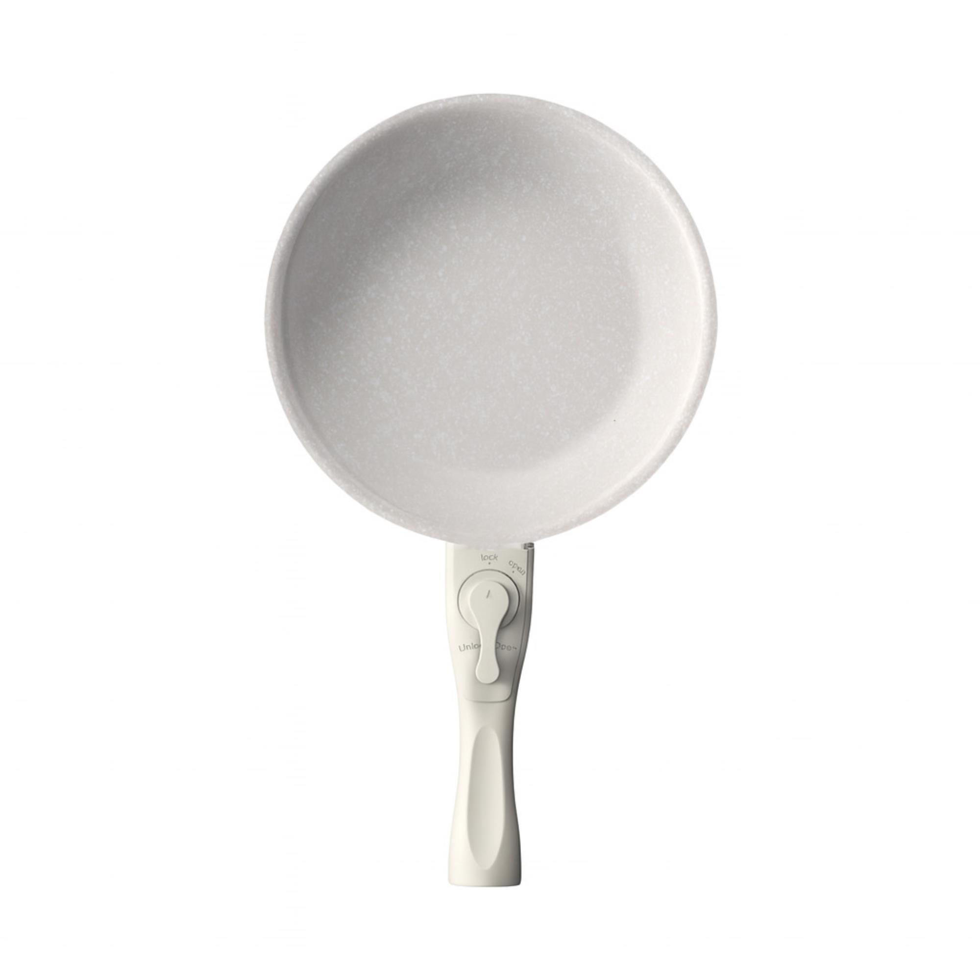 Una sartén blanca con mango. El mango tiene ajustes para bloquear y abrir. El fondo es blanco.