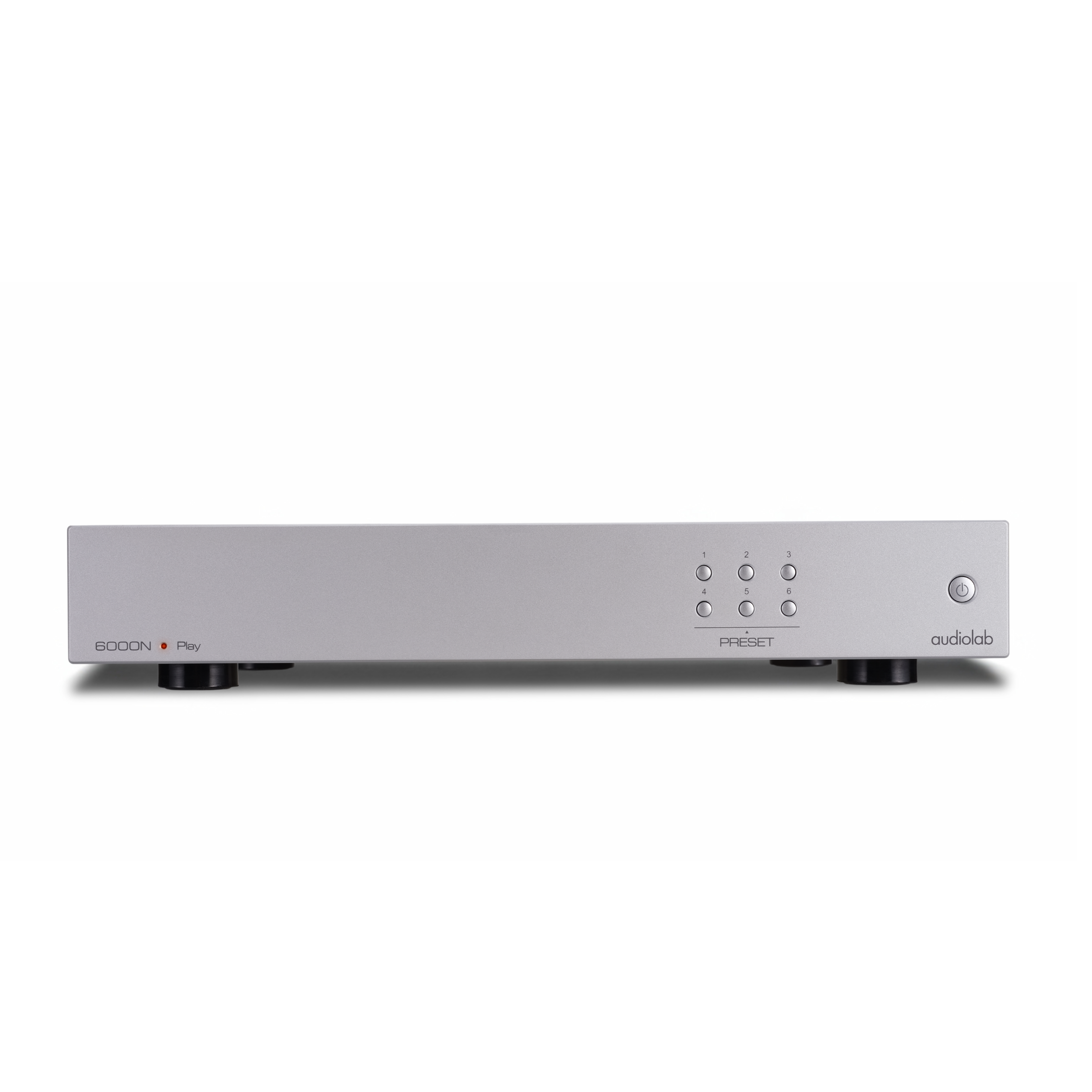 Een zilveren audio component met knoppen, een aan/uit-knop en het audiolab logo op een witte achtergrond.