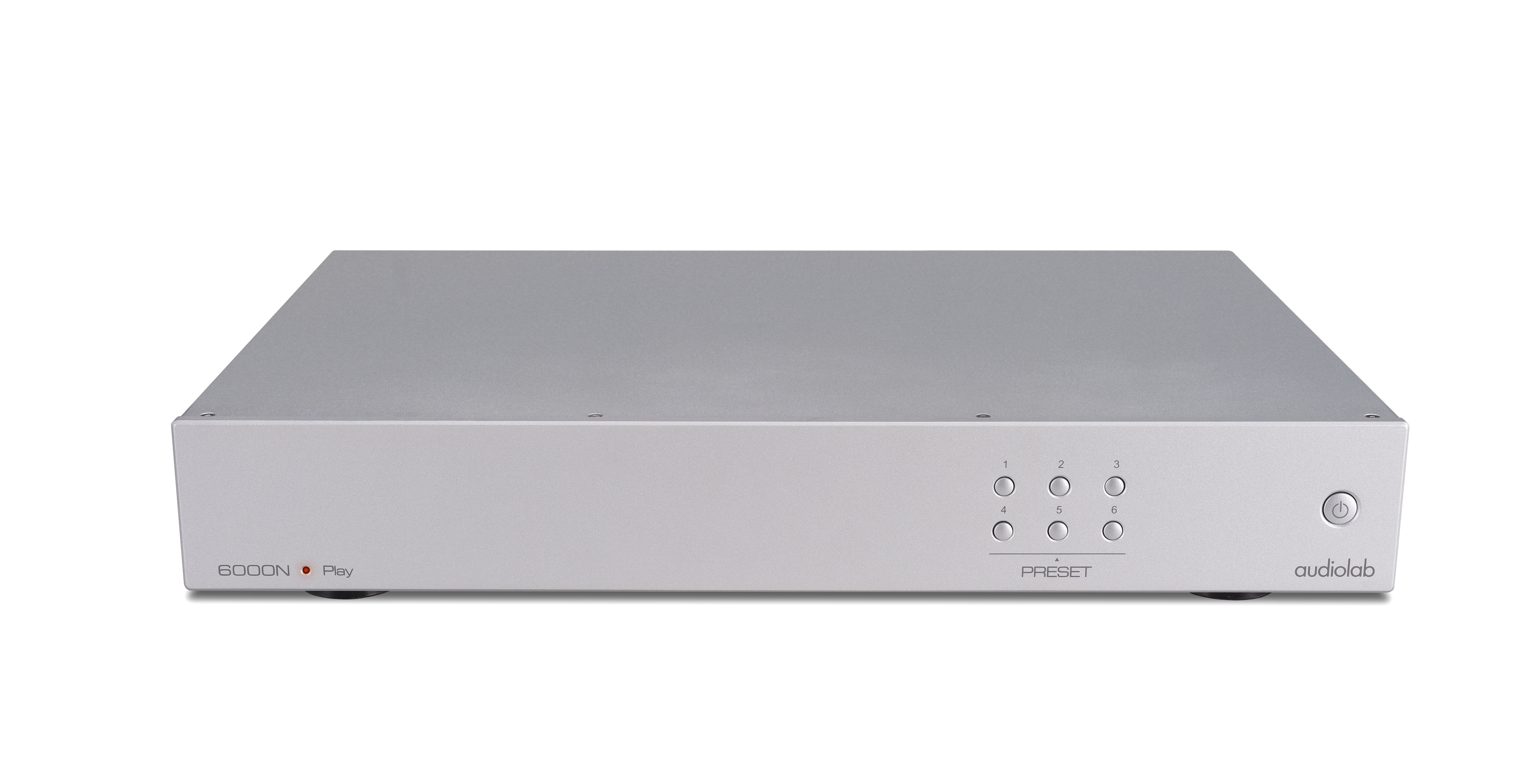 Een zilveren audio component met knoppen en een aan/uit-knop. De merknaam is audiolab. Het model is 6000N Play.