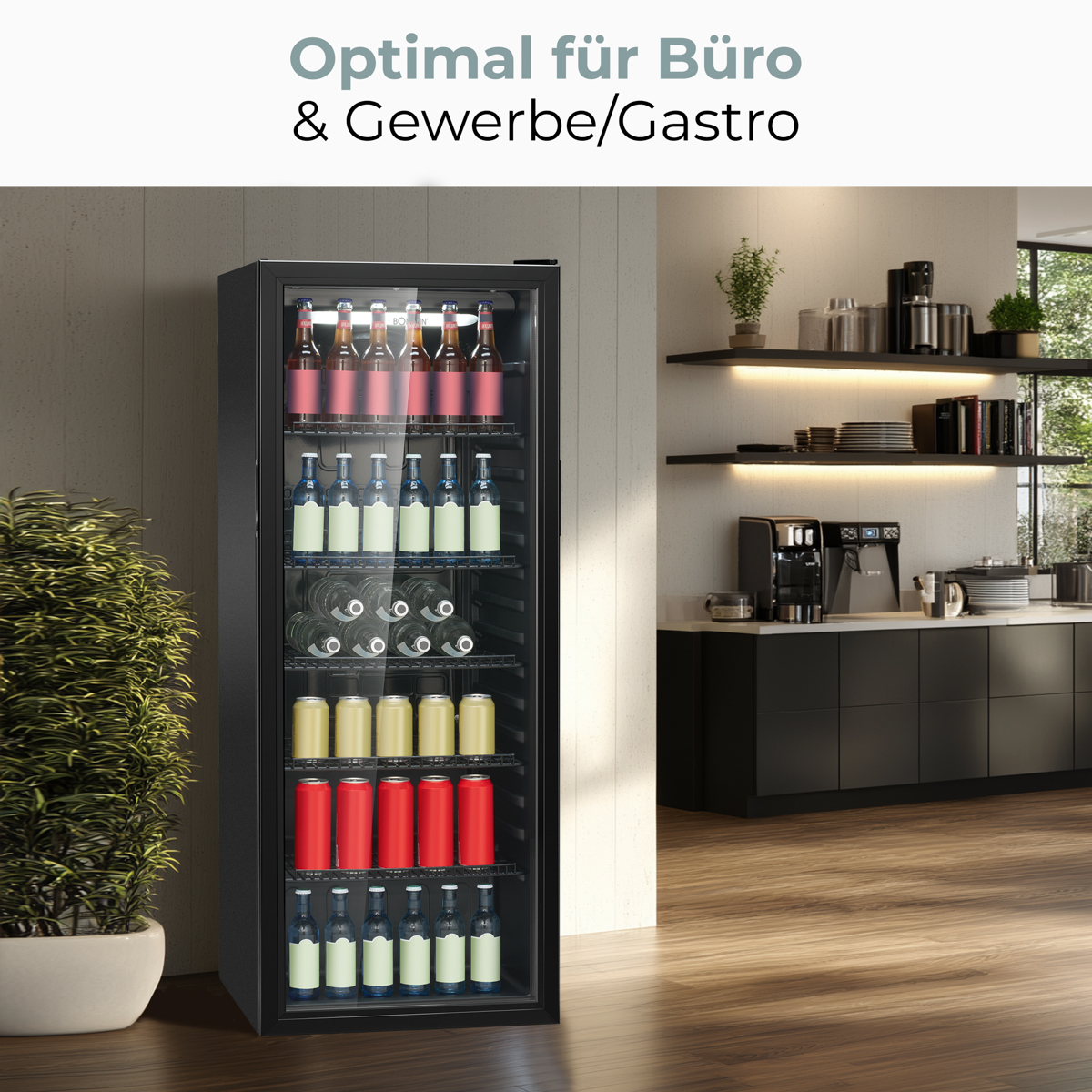 Ein schwarzer Kühler voller Getränke, neben einer Pflanze und einer Küche mit Regalen und Geräten. Text oben: 'Optimal für Büro & Gewerbe/Gastro'.