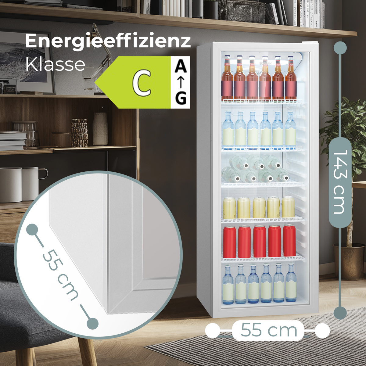 Ein weißer Kühlschrank mit Glastür. Im Inneren befinden sich Flaschen und Dosen. Energieeffizienzklasse C. Abmessungen: 55 cm x 143 cm.