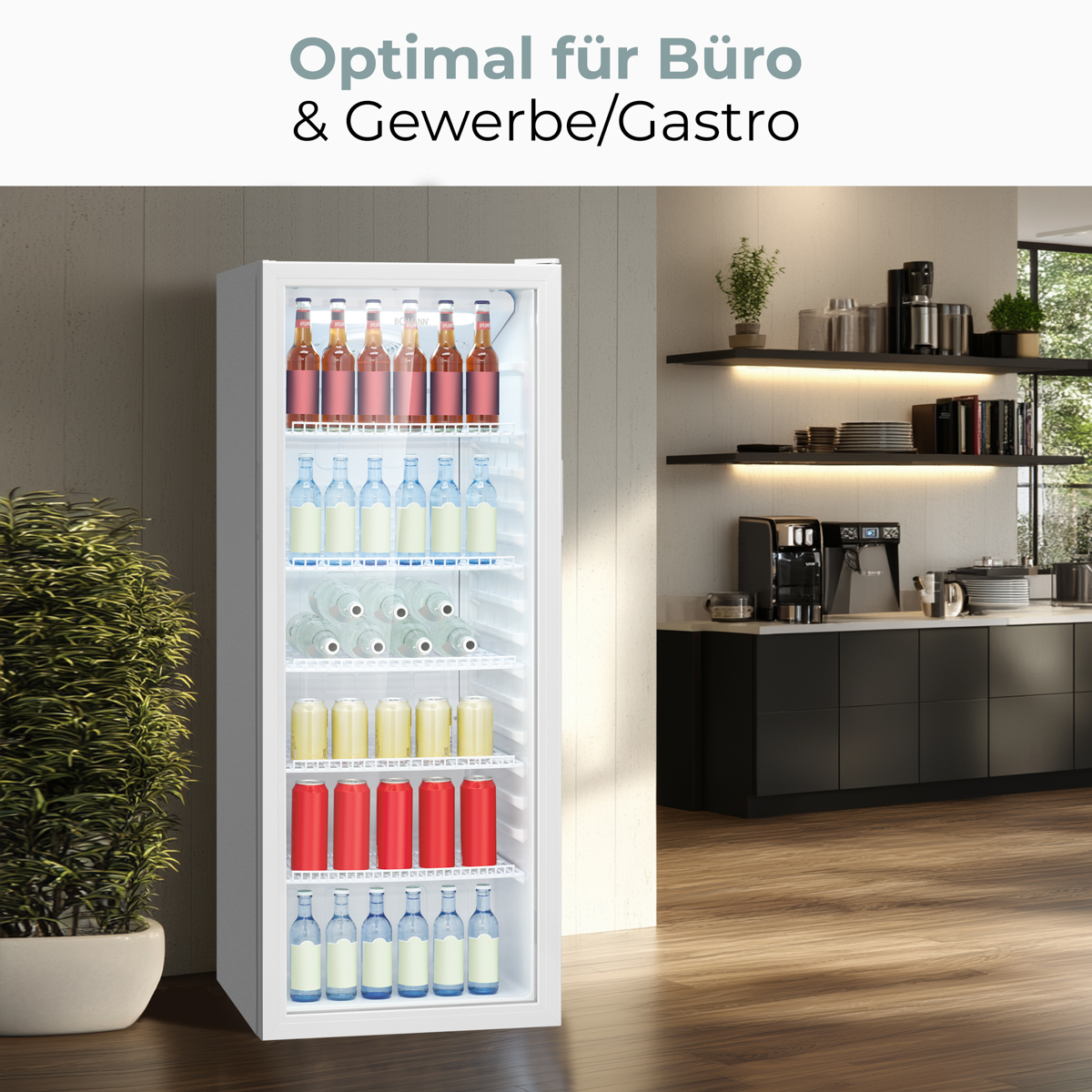 Ein weißer Kühlschrank zeigt verschiedene Getränke: Bierflaschen, Wasserflaschen, Dosen. Küchenzeile mit Kaffeemaschine und Regalen im Hintergrund.