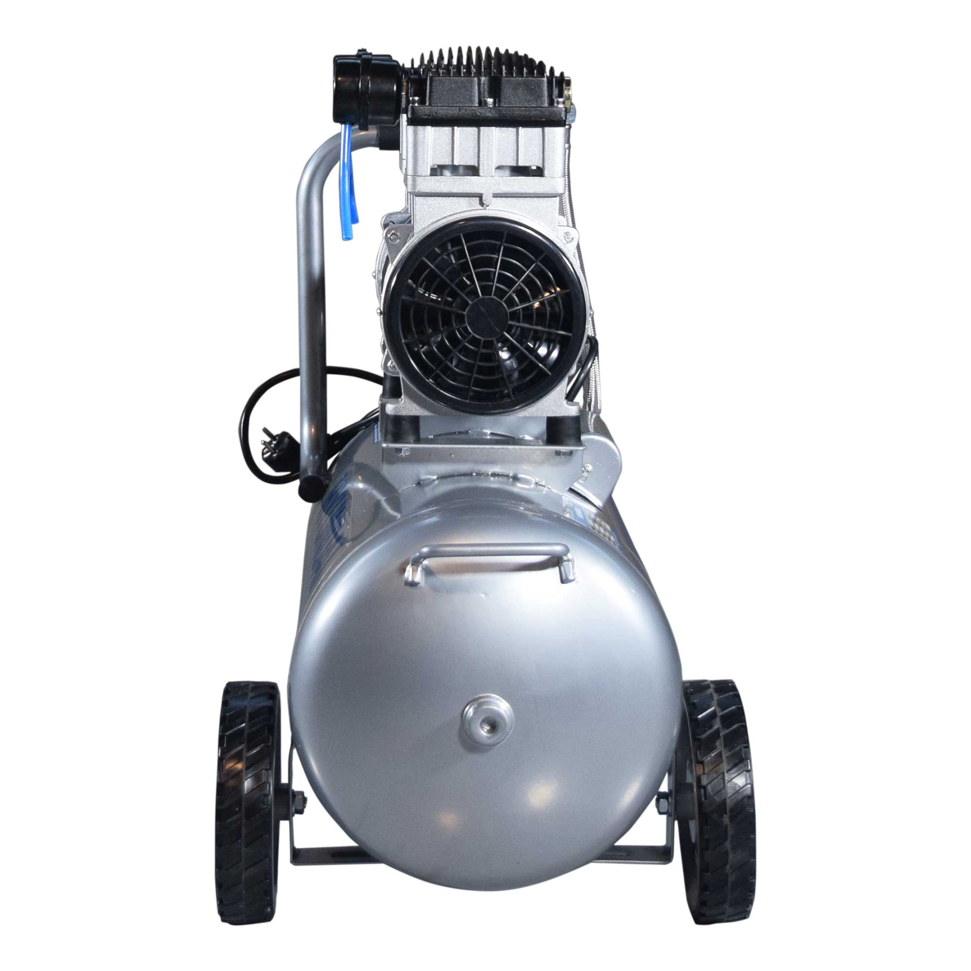 Un compresor de aire plateado sobre ruedas con un ventilador y motor negros. Tiene un tubo azul y neumáticos negros.