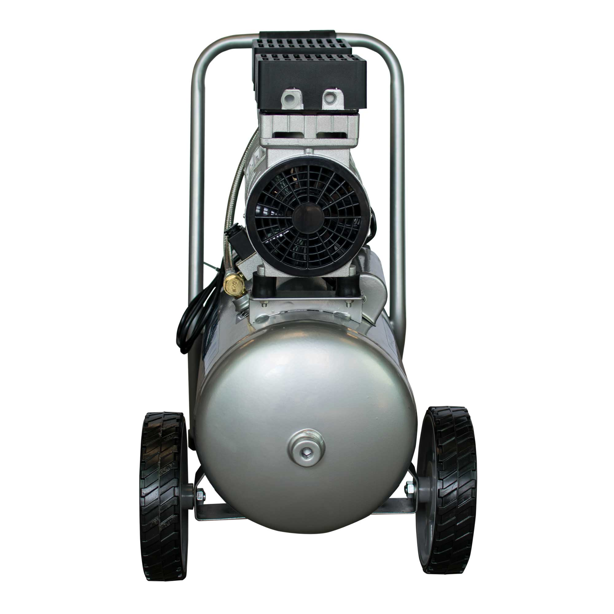 Un compresor de aire plateado con ventilador y ruedas negros. Tiene un asa. El fondo es blanco.