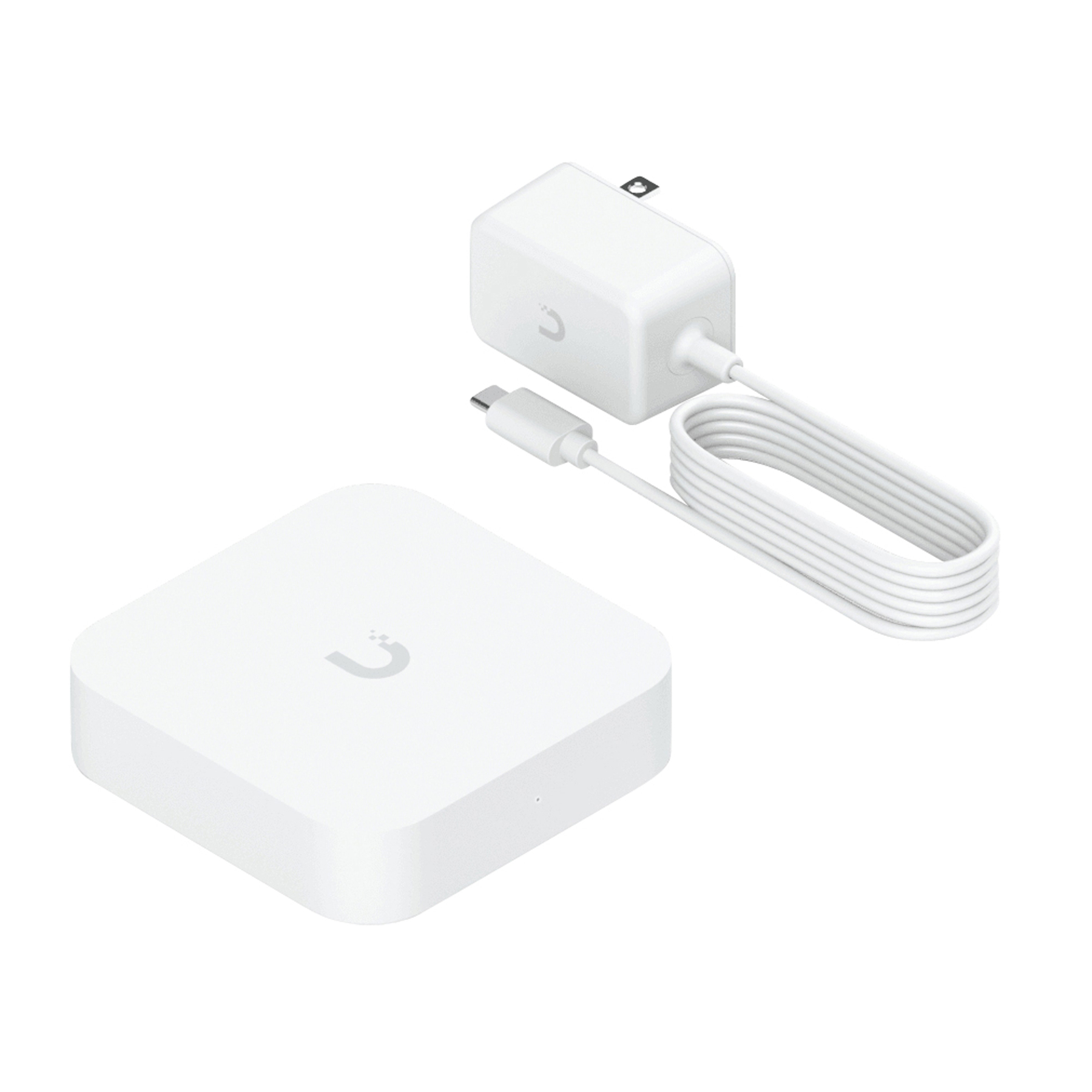 Adaptador de corriente blanco, cable USB-C y una pequeña caja blanca con logo sobre fondo blanco.