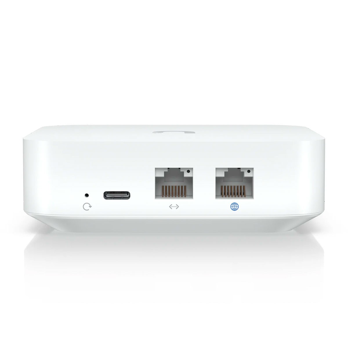 Dispositivo blanco con dos puertos Ethernet, un puerto USB-C y un botón de reinicio. Los puertos son marrones, el dispositivo está sobre fondo blanco.