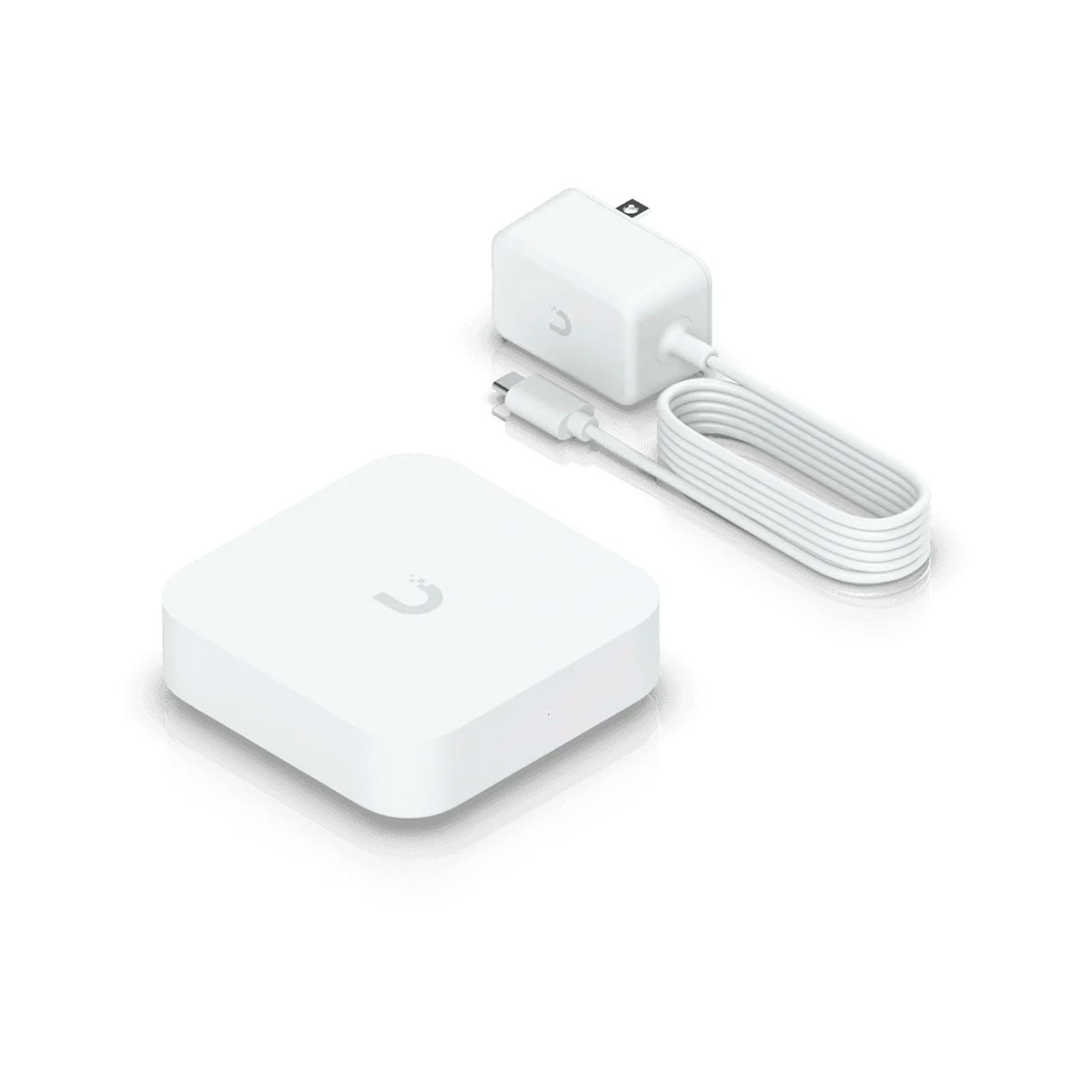 Dispositivo y cargador blancos con cable USB-C. El dispositivo es cuadrado con un logotipo. El cargador es rectangular. Fondo blanco.