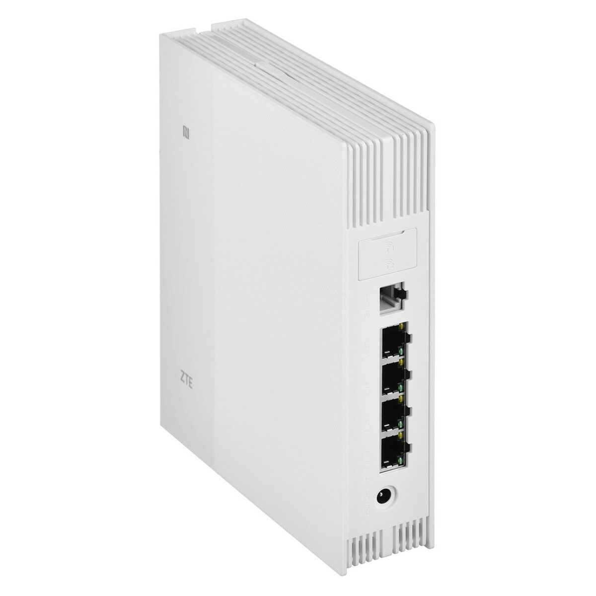 Pokazany jest biały router ZTE. Ma wiele portów i wejście zasilania z przodu. Górna i tylna część mają otwory wentylacyjne.