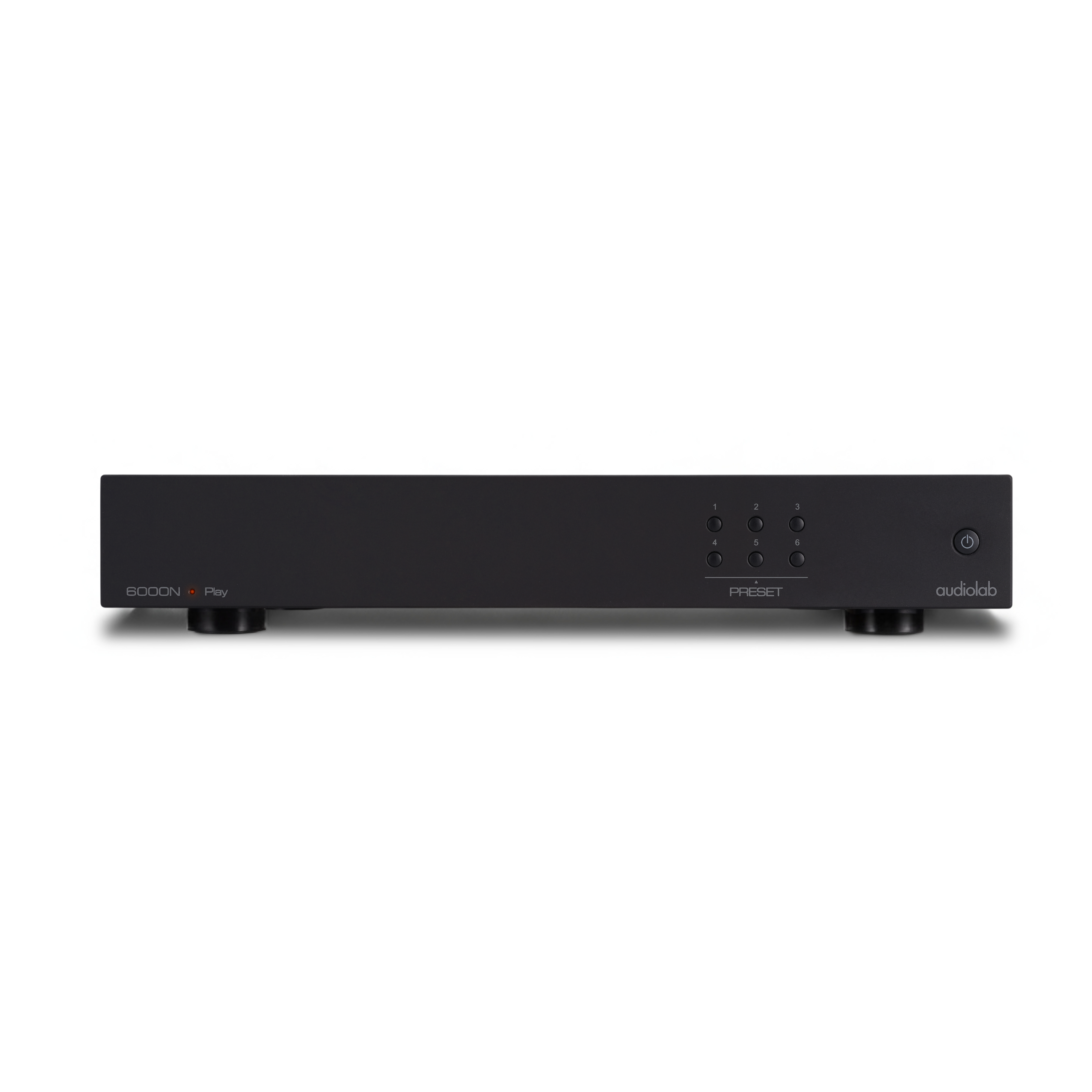 Een zwart audio-onderdeel, met het label 6000N Play, met voorkeurknoppen en een aan/uit-knop, op een witte achtergrond.