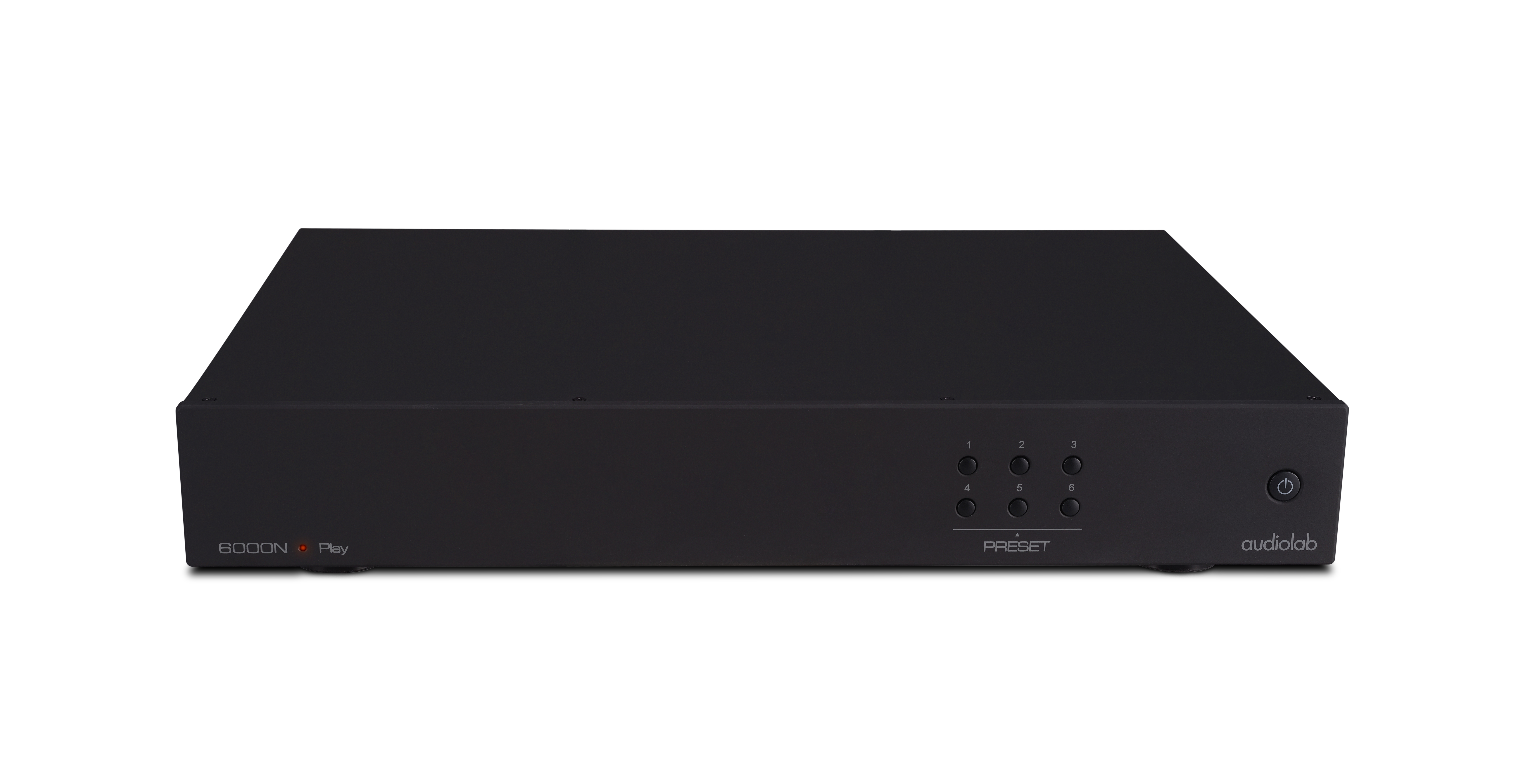 Een zwart audio component, waarschijnlijk een streamer. Het heeft voorkeuze knoppen en een aan/uit-knop. Het merk is audiolab.
