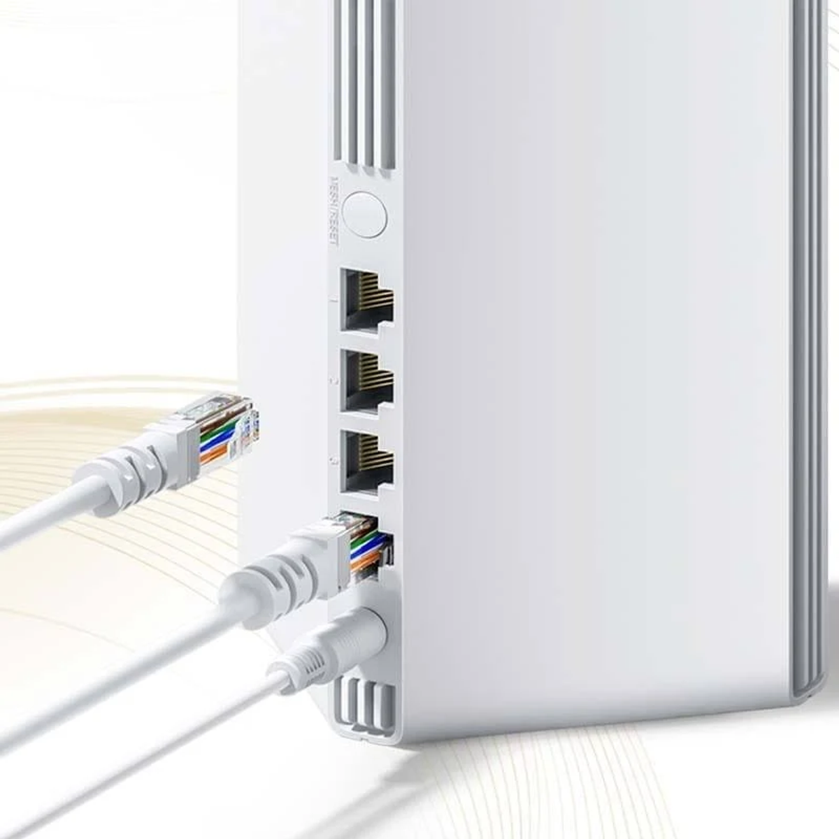 Un enrutador blanco con varios puertos está conectado a cables Ethernet blancos. Los cables tienen cables de colores visibles en los extremos.