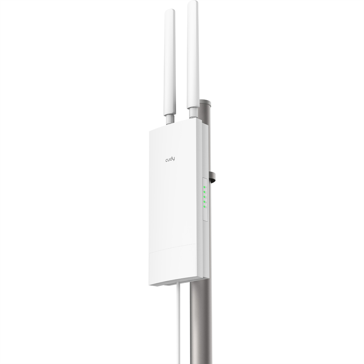 Un punto de acceso Cudy blanco con dos antenas está montado en un poste de metal. El dispositivo tiene luces indicadoras y un cable de alimentación.