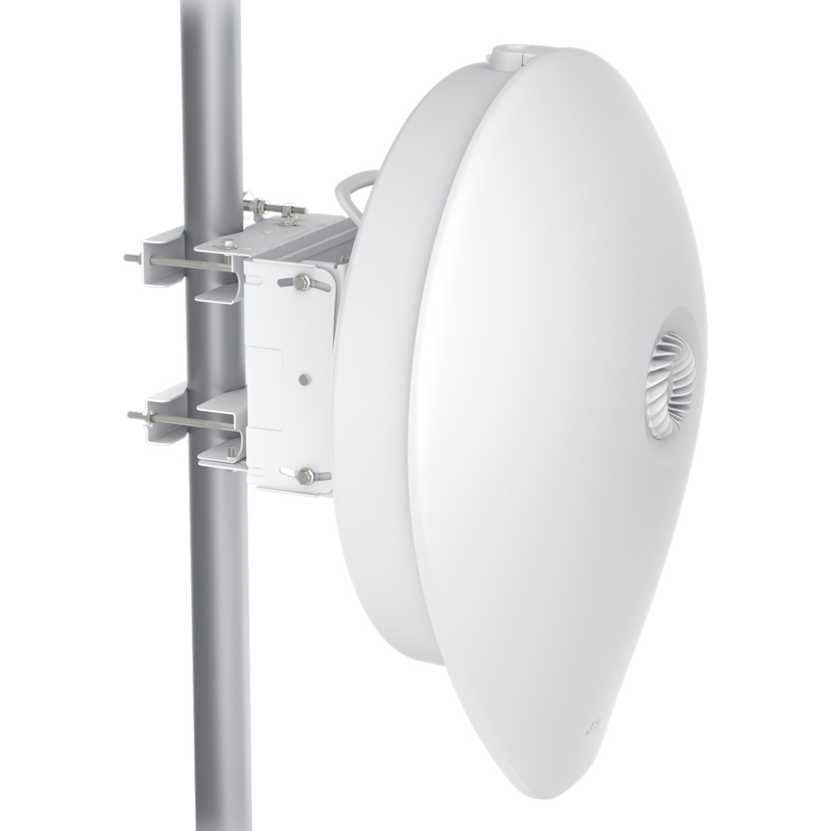 Un'antenna bianca a forma ovale montata su un palo argentato con staffe metalliche. L'antenna ha un design a forma di ventaglio.