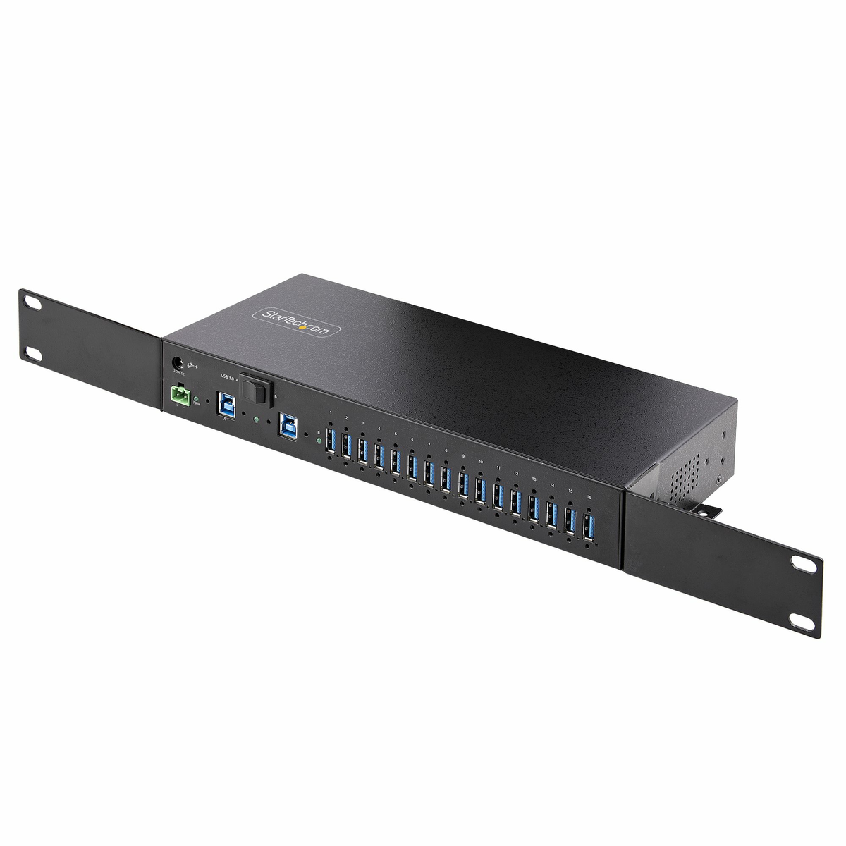 Ein schwarzer USB-Hub mit 16 Anschlüssen. Er hat einen Stromeingang, USB 3.0-Anschlüsse und ist auf einem Rack montiert. Der Markenname StarTech.com ist sichtbar.
