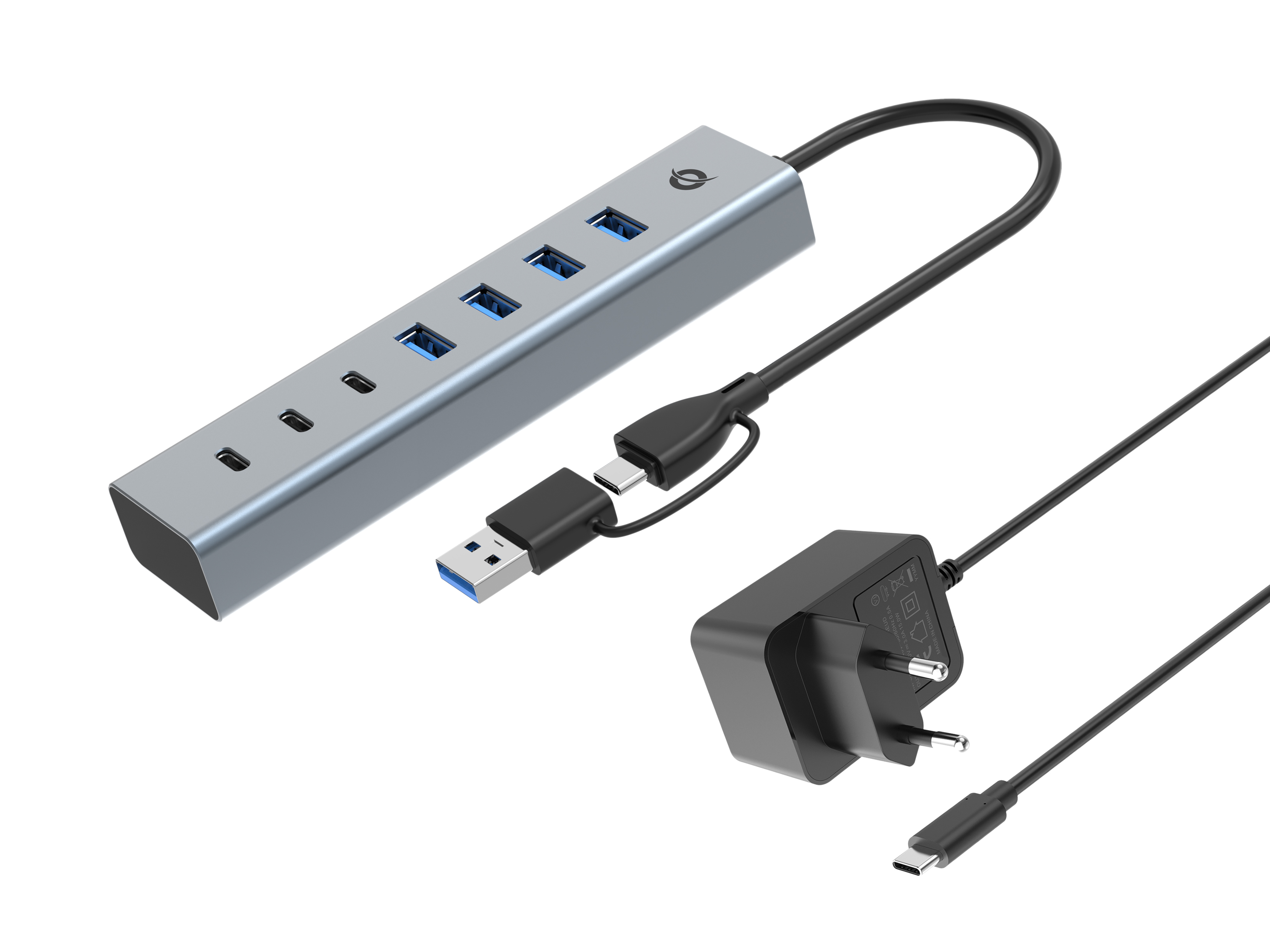 Un hub USB argentato con diverse porte USB, cavi neri e un adattatore di alimentazione nero su sfondo bianco.