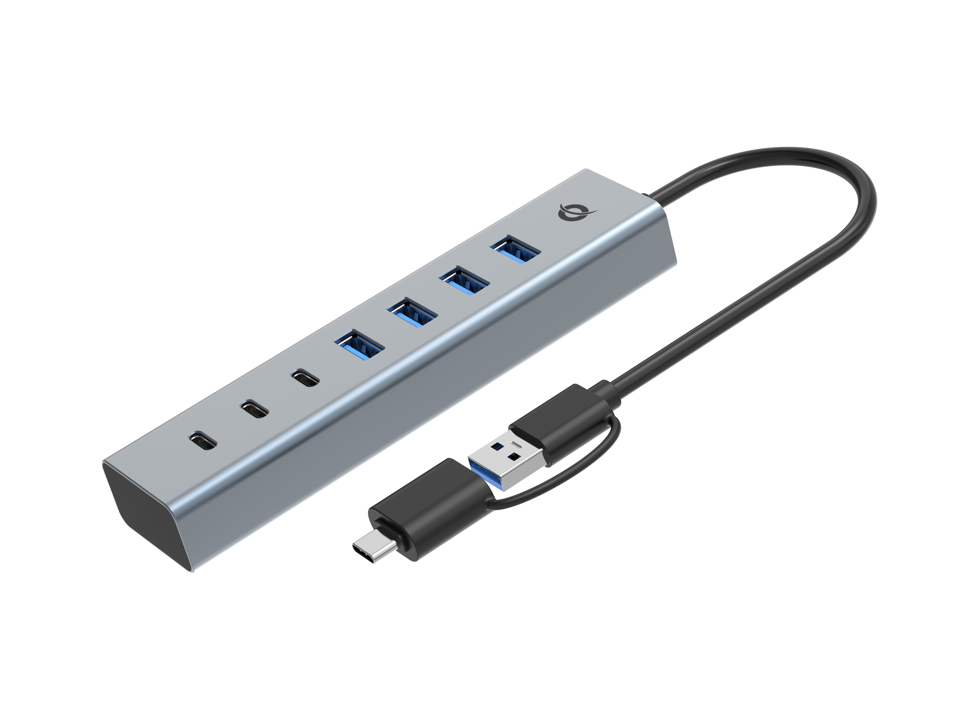 Un hub USB argentato con più porte e un cavo nero con connettori USB e USB-C, isolato su bianco.