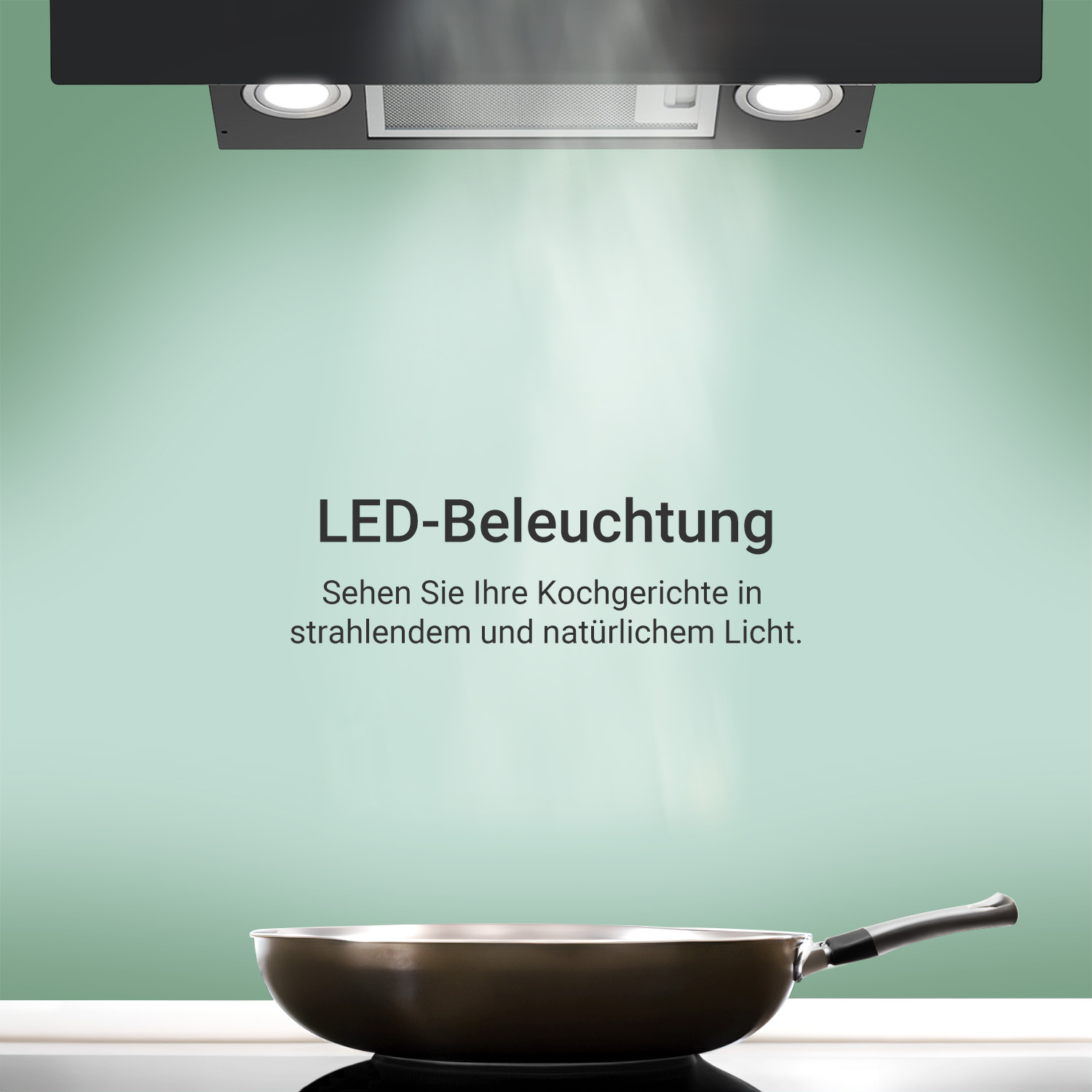 Una scena di cucina con una padella su un fornello. Sopra, una cappa con luci LED illumina la scena. Testo in tedesco.