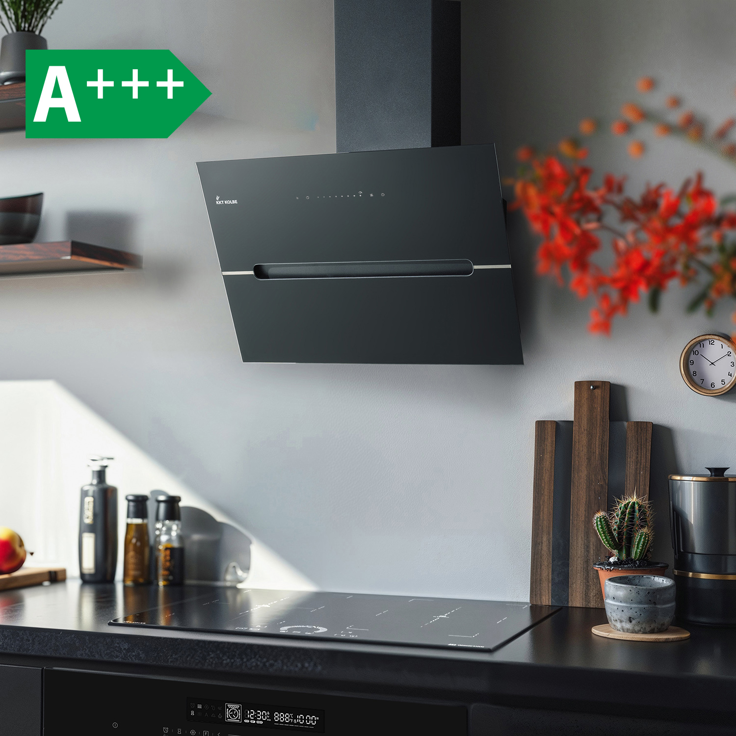 Una scena di cucina con piano cottura nero, cappa aspirante e piano di lavoro. Un orologio, una pianta e altri oggetti da cucina sono visibili.