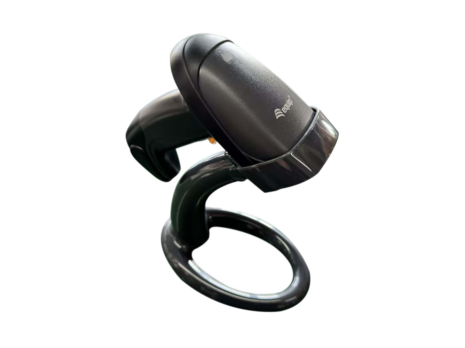 Uno scanner di codici a barre nero con supporto, su sfondo bianco. Lo scanner ha il logo 'equip'.