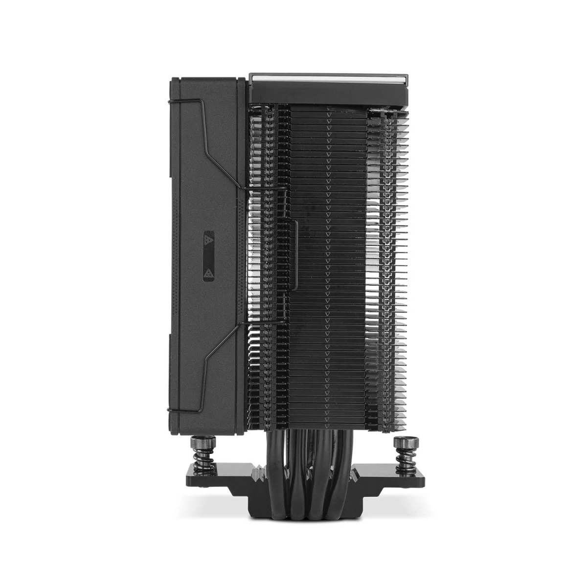 Een zwarte CPU-koeler met meerdere vinnen. Het is geïsoleerd op een witte achtergrond. De koeler heeft een vierkante vorm en heeft meerdere draden.