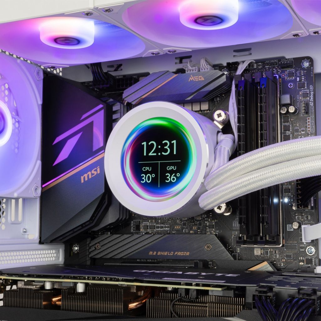 Wewnątrz obudowy komputera chłodzenie cieczą wyświetla czas i temperaturę. Widoczne są wentylatory i komponenty, z widocznym brandingiem MSI.