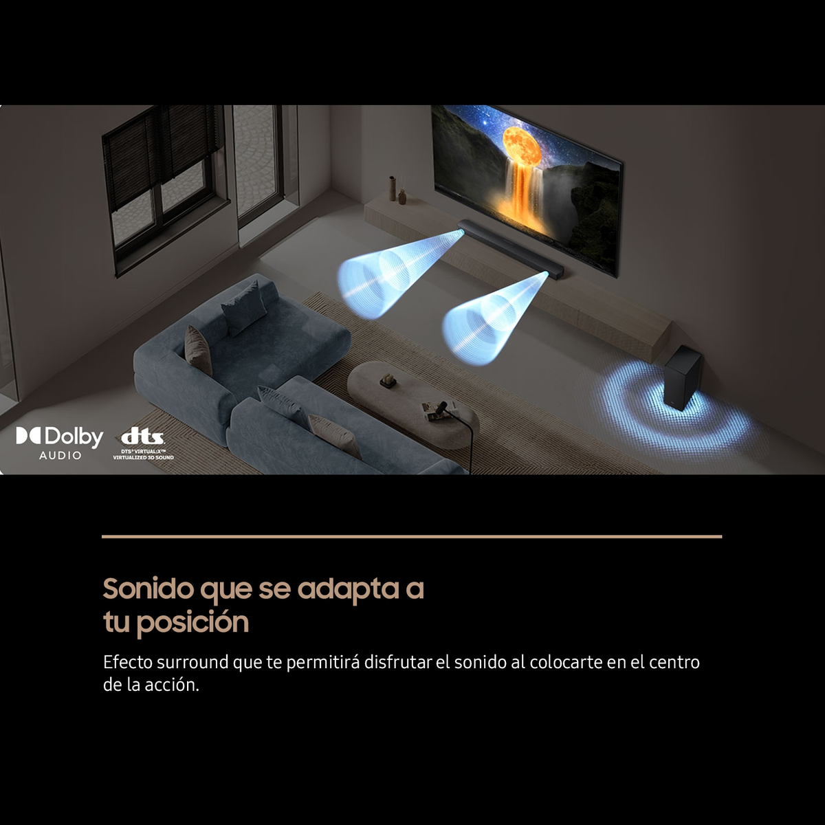 Ein Wohnzimmer mit Fernseher, Soundbar und Subwoofer. Schallstrahlen werden visualisiert. Dolby- und DTS-Logos sind in der Ecke.