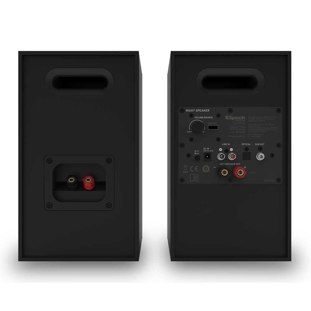 Due altoparlanti neri, uno con ingressi e uscite etichettati. L'altoparlante destro ha un controllo volume/sorgente e il logo Klipsch.