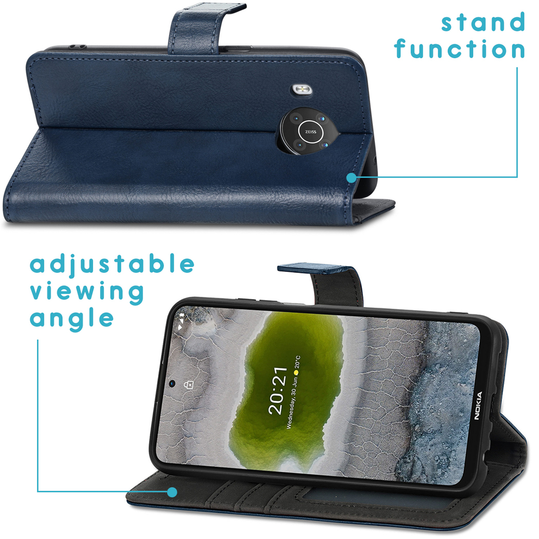 Un étui de téléphone bleu avec un téléphone à l'intérieur. Le téléphone affiche l'heure. L'étui a une fonction de support et un angle de vision réglable.