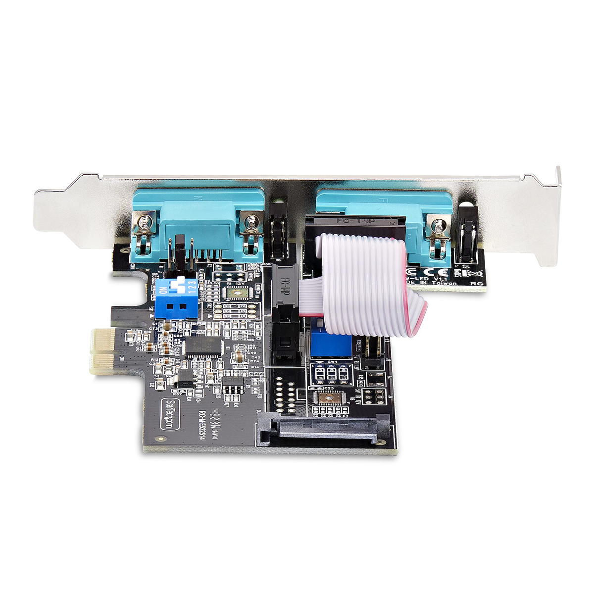 Una tarjeta de expansión de computadora con componentes azules y negros, un cable plano blanco y un soporte plateado, sobre un fondo blanco.
