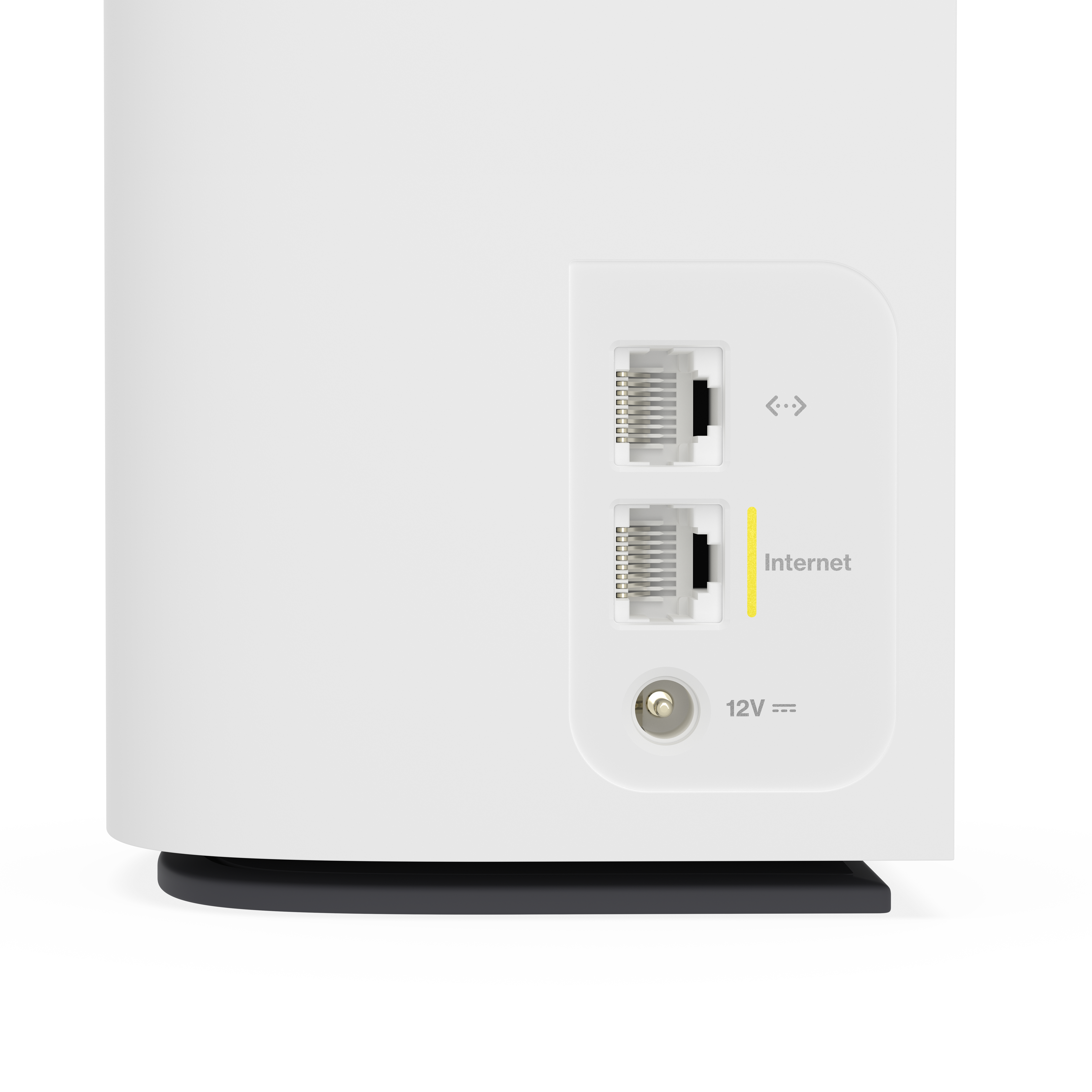 Router bianco con porte Ethernet, indicatore Internet e ingresso 12V. Base nera e sfondo bianco.