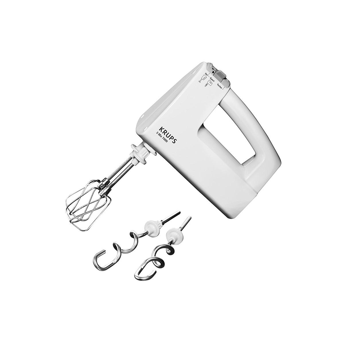 Biały mikser ręczny Krups z nakładkami na białej powierzchni. Obecne są również dwie trzepaczki i dwa haki do ciasta.