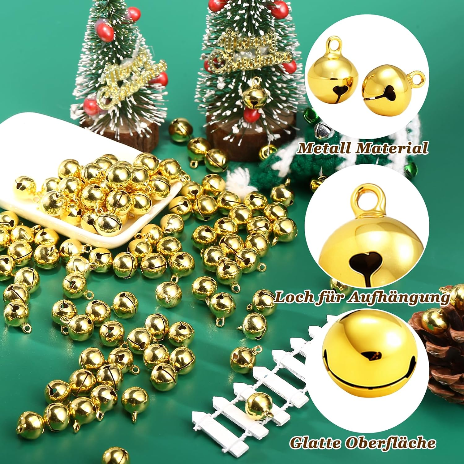 Goldene Glocken mit kleinen Weihnachtsbäumen im Hintergrund. Nahaufnahmen zeigen Details: Metallmaterial, Aufhängeloch, glatte Oberfläche.