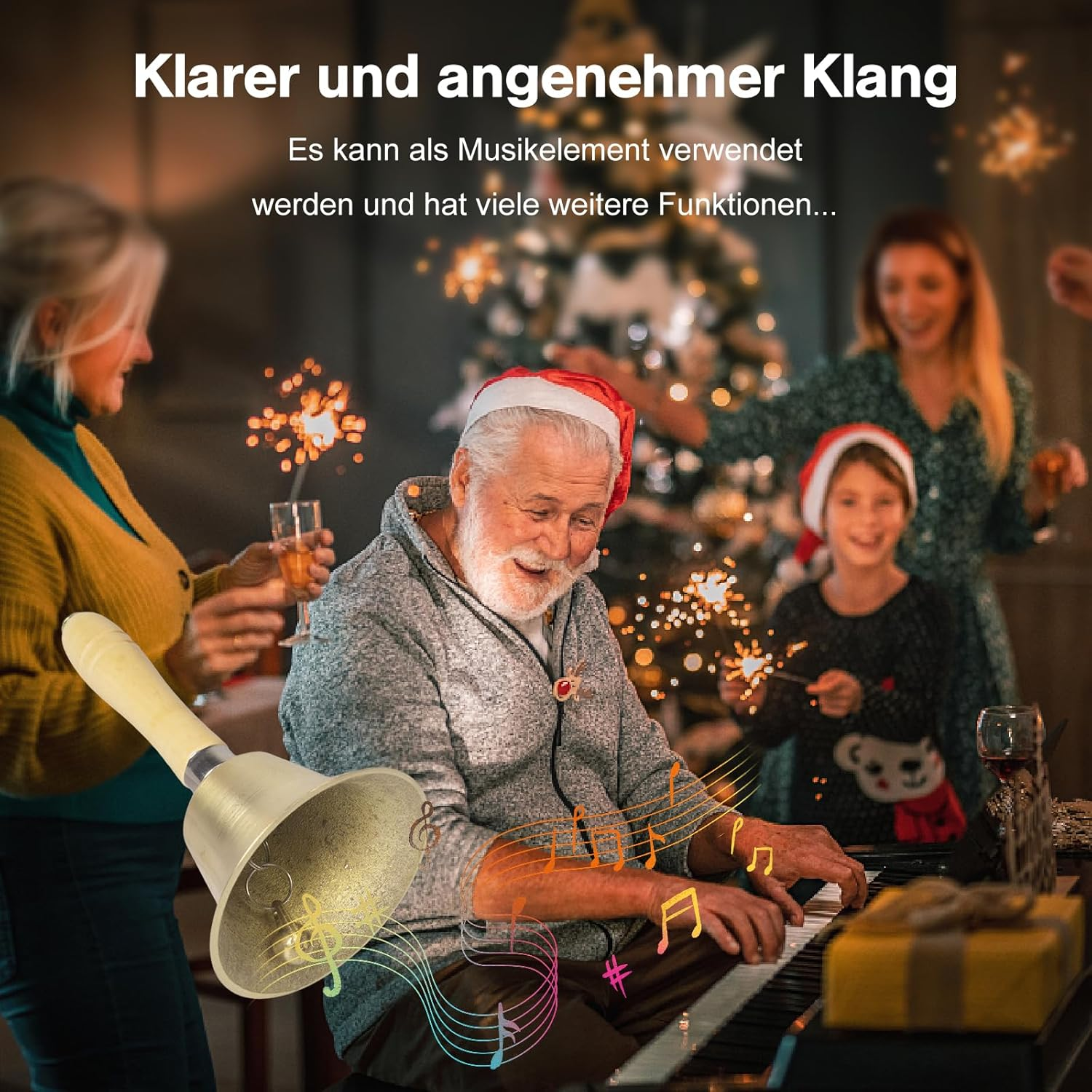 Ein Mann spielt Klavier bei einer Weihnachtsfeier. Eine Glocke ist im Vordergrund. Menschen feiern mit Wunderkerzen und Getränken.