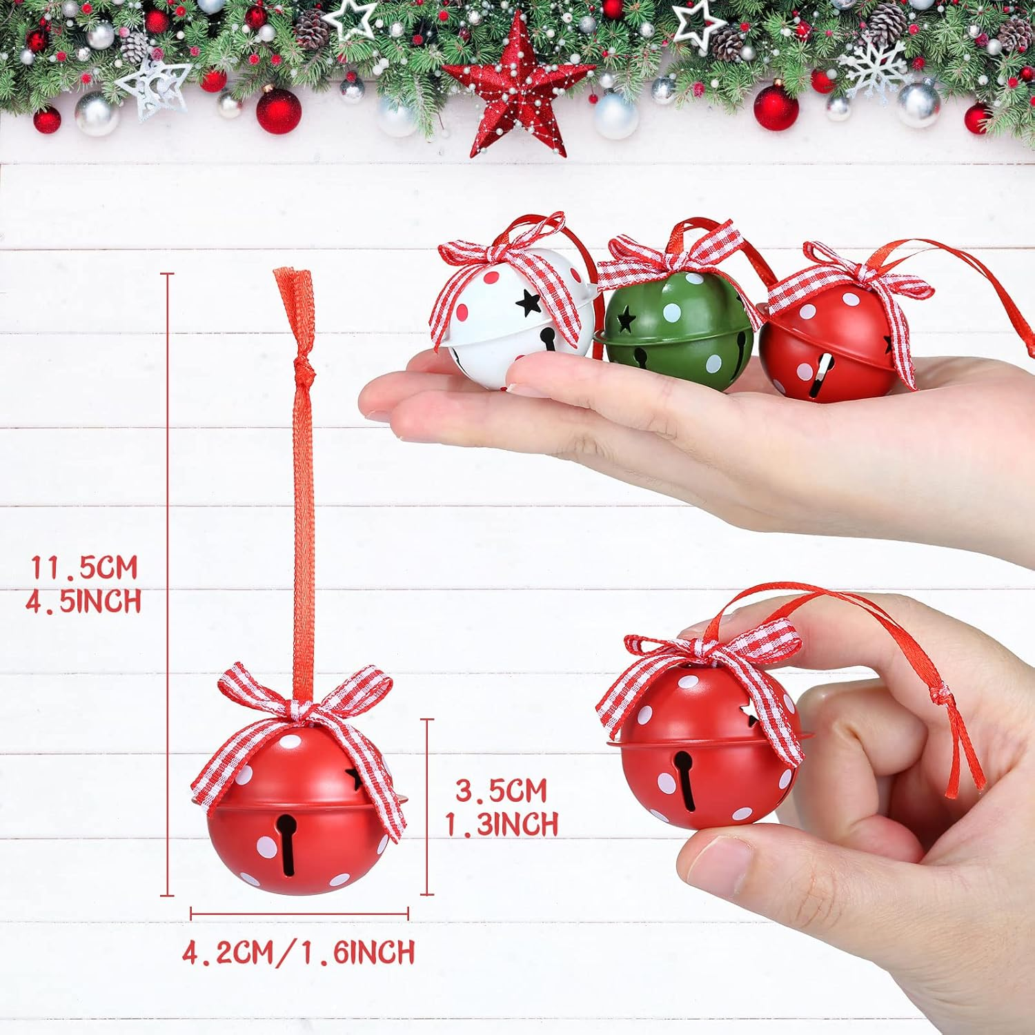Hände halten Weihnachtsglocken, rot, grün und weiß. Der Hintergrund hat Weihnachtsdekorationen auf weißem Holz.