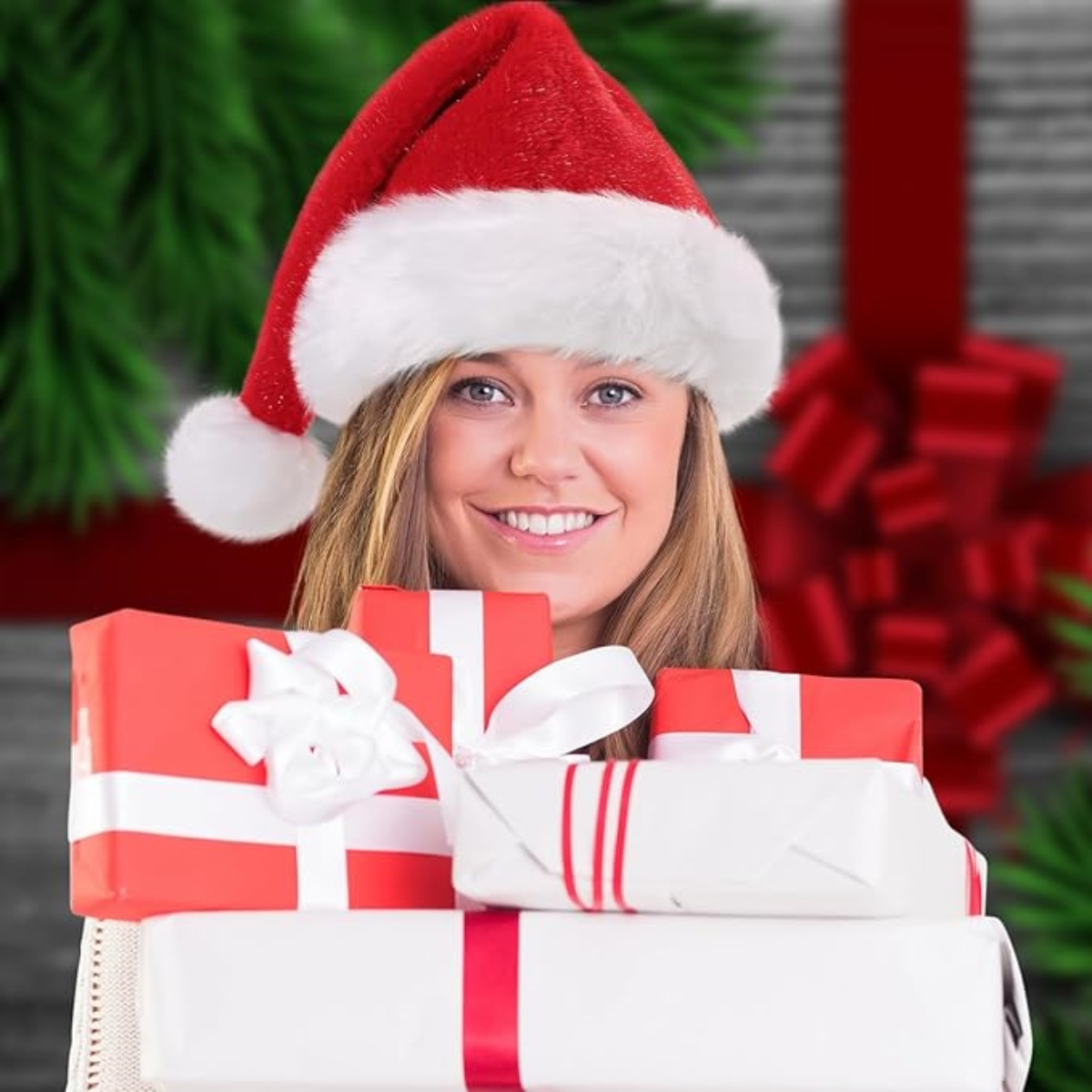Eine Frau mit Weihnachtsmütze lächelt und hält Geschenkpakete. Im Hintergrund befinden sich Weihnachtsdekorationen und ein grauer Holz-Hintergrund.