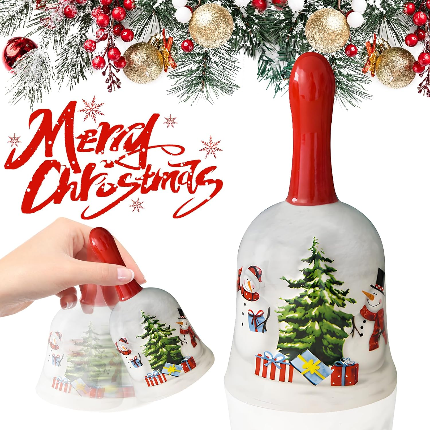 Eine Hand hält eine Weihnachtsglocke. Andere Glocken auf weißer Oberfläche. Weihnachtsdekorationen oben mit Text 'Merry Christmas'.