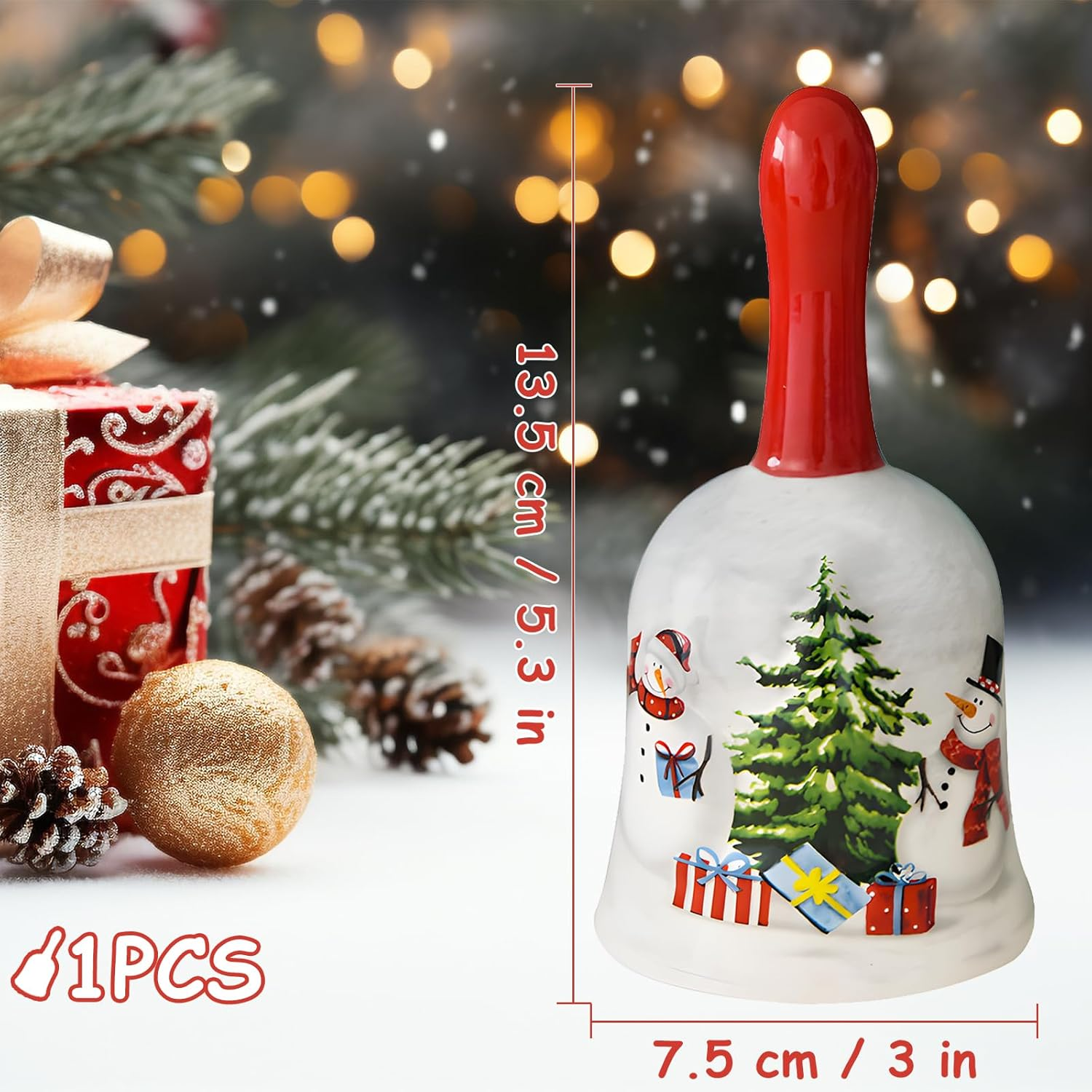 Eine keramische Weihnachtsglocke mit rotem Griff und festlichen Dekorationen, darunter Schneemänner, ein Weihnachtsbaum und Geschenke.